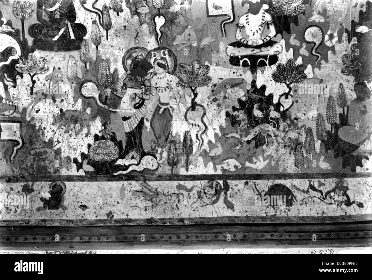 La grotta 118 è un notevole sito archeologico, e il soffitto fotografato da Albert Grünwedel cattura gli intricati disegni dell'interno della grotta. Grünwedel, un esperto di archeologia dell'Asia centrale, documentò numerosi reperti significativi dal suo lavoro sul campo. Foto Stock