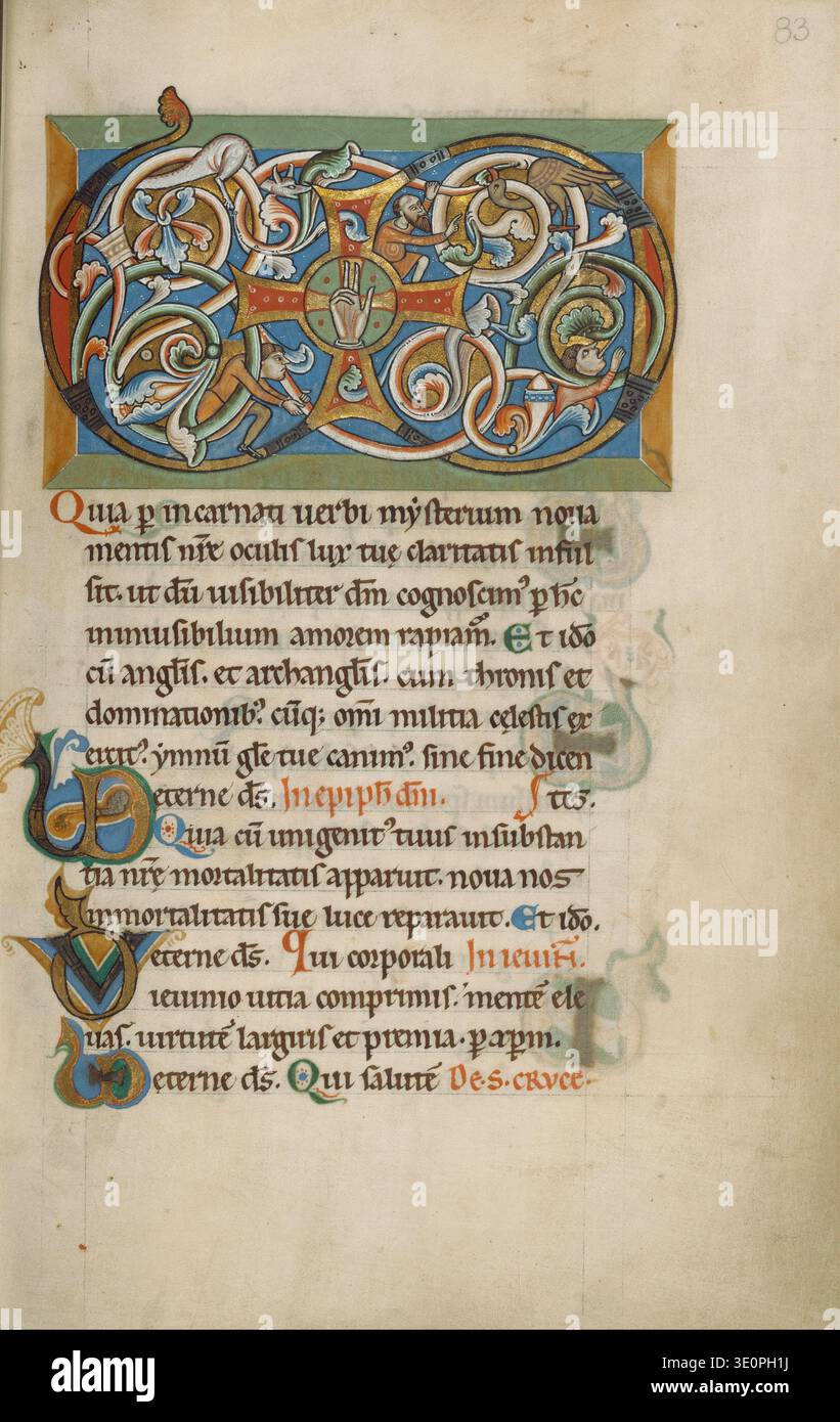 Questa pagina medievale di manoscritti miniati, probabilmente del XII secolo, presenta un monogramma "VD" splendidamente decorato. L'intricato iniziale è "abitato" con figure e dettagli zoomorfi, caratteristici dell'arte insulare, collocandoli all'interno di un testo religioso. Foto Stock