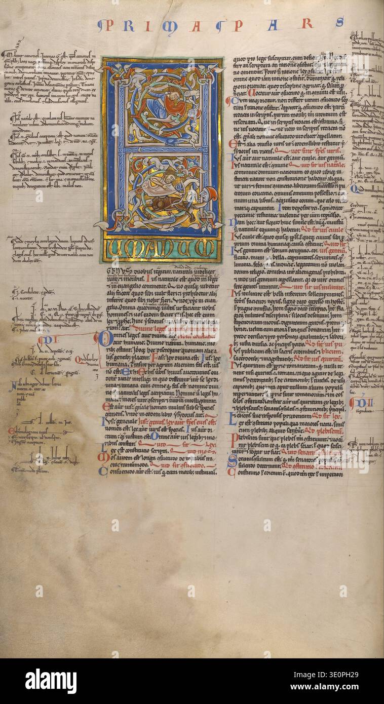 Questa antica illuminazione manoscritta, probabilmente del XII o XIII secolo, presenta una "H" iniziale abitata. Le intricate opere d'arte raffigurano scene allegoriche o narrative all'interno della forma letteraria, circondate da motivi decorativi e scrittura a mano in caratteri latini. Mette in mostra l'abilità artistica e l'artigianato dettagliato tipico dei testi medievali illuminati. Foto Stock