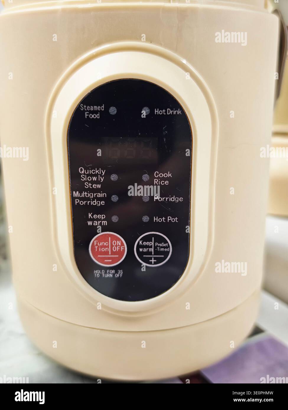Il pannello di controllo dispone di pulsanti per le opzioni di cottura come riso, porridge e cottura a vapore. Il display digitale mostra le impostazioni per diverse preparazioni alimentari Foto Stock