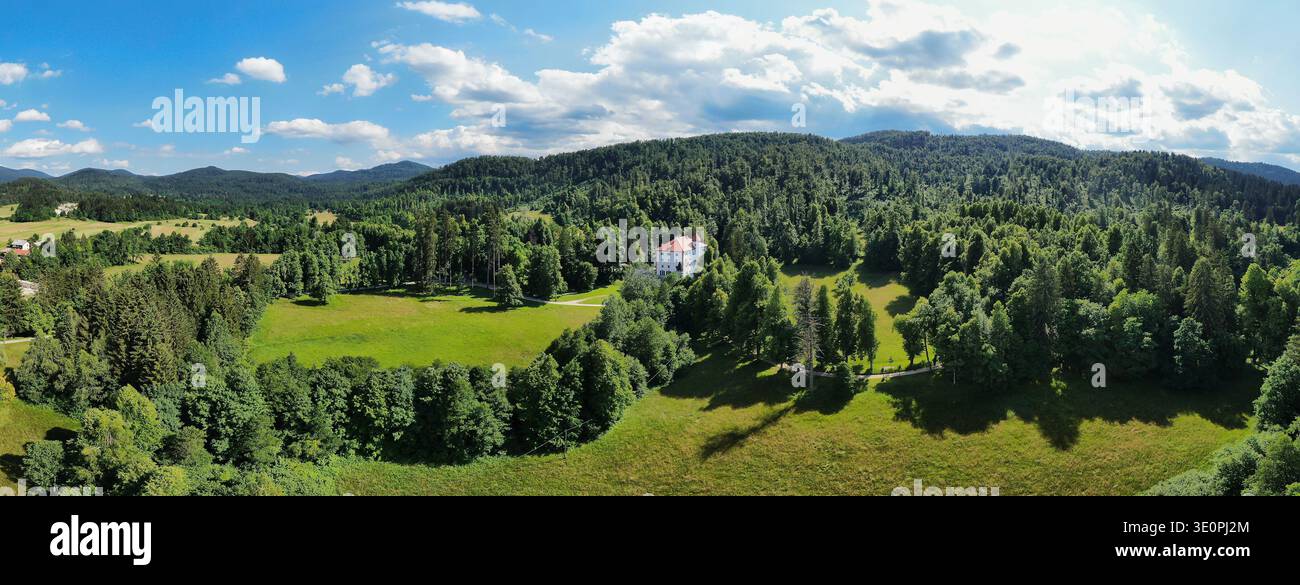 Castello di Snežnik fortezza storica che sorge sopra il paesaggio forestale vicino a Loška dolina, Slovenia Foto Stock