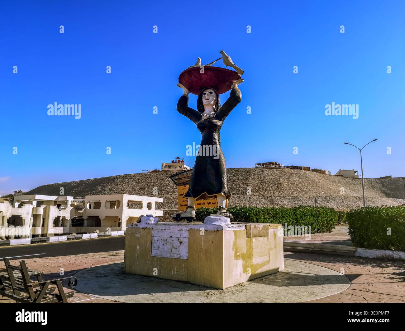 Egitto, Sharm El Sheikh - 17 gennaio 2020: Statua di una donna araba che regge un piatto grande con uccelli sulla testa a Sharm El Sheikh. Scultura adornata - Immagine stock catturata con smartphone