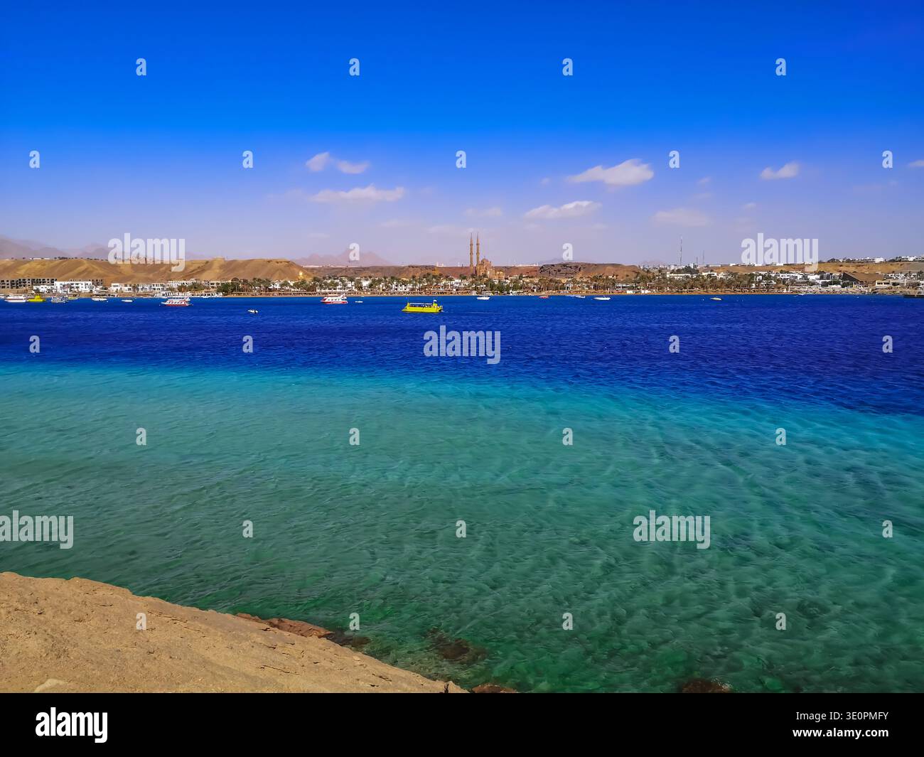 Panorama della baia di Sharm el-Maya a Sharm El Sheikh (Egitto). Barche da diporto nelle acque turchesi e azzurre del Mar Rosso Foto Stock