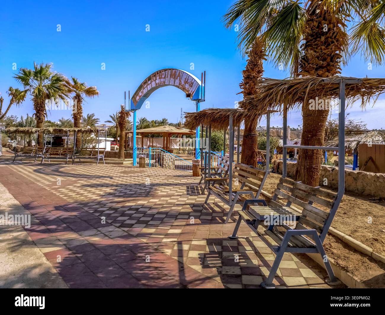 Egitto, Sharm El Sheikh - 17 gennaio 2020: Ingresso alla spiaggia di El Kheima a Sharm El Sheikh. Panchine in legno con tetti in paglia vicino al cancello metallico Foto Stock
