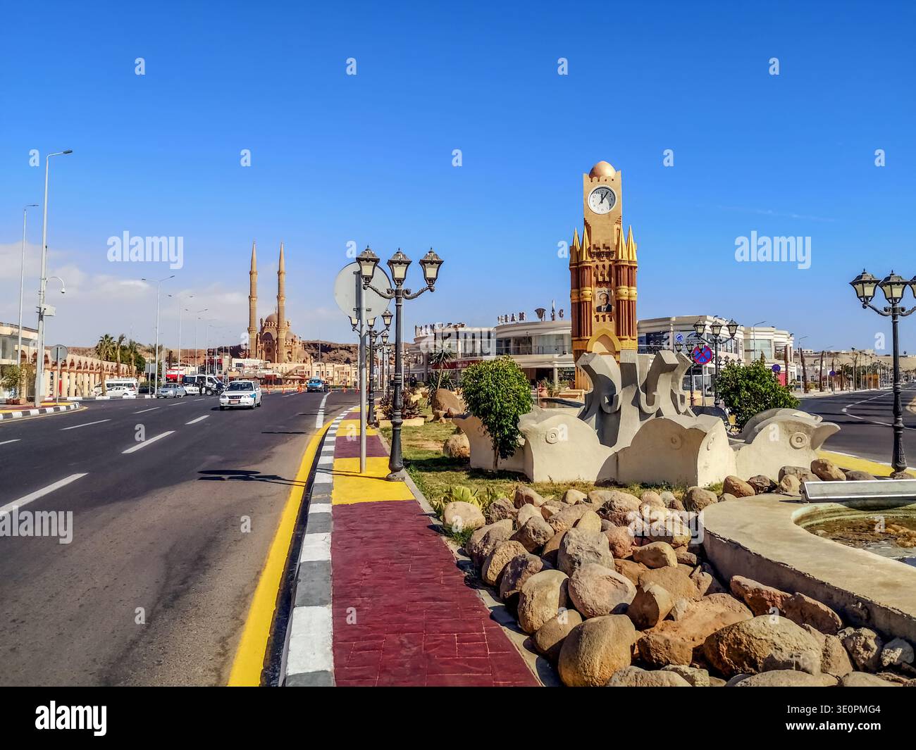 Egitto, Sharm El Sheikh - 17 gennaio 2020: Paesaggio urbano del mercato Vecchio con una torre dell'orologio e una moschea all'orizzonte a Sharm El Sheikh Foto Stock