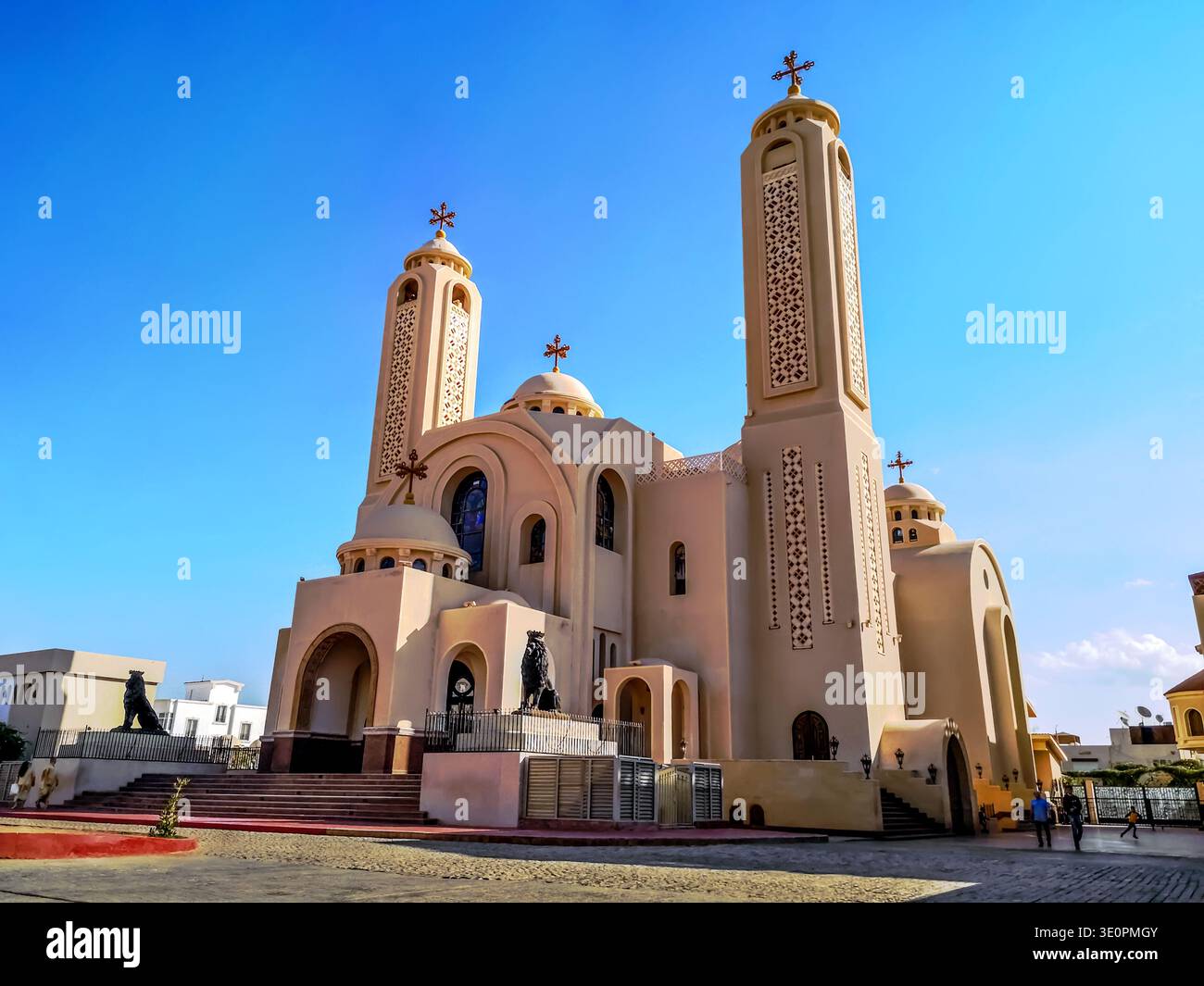 Egitto, Sharm El Sheikh - 18 gennaio 2020: Ingresso principale della Chiesa copta di El sama Eyeen a Sharm El Sheikh, vista dall'esterno Foto Stock
