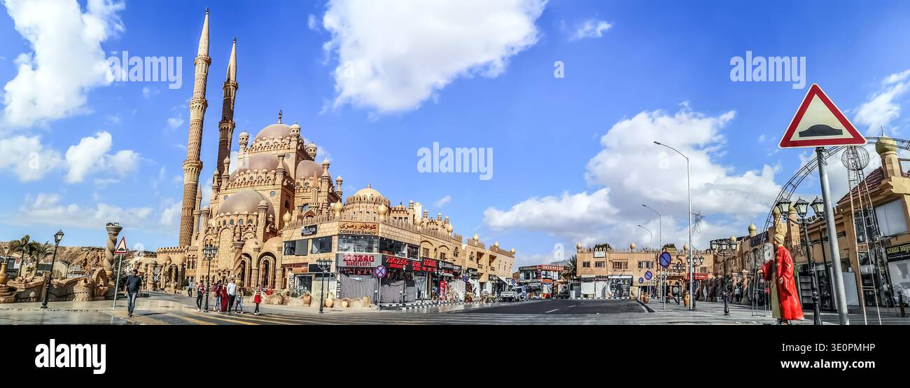 Sharm El Sheikh, Egitto - 19 gennaio 2020: Panorama widescreen del vecchio mercato di Sharm El Sheikh. Paesaggio urbano di una città turistica egiziana Foto Stock