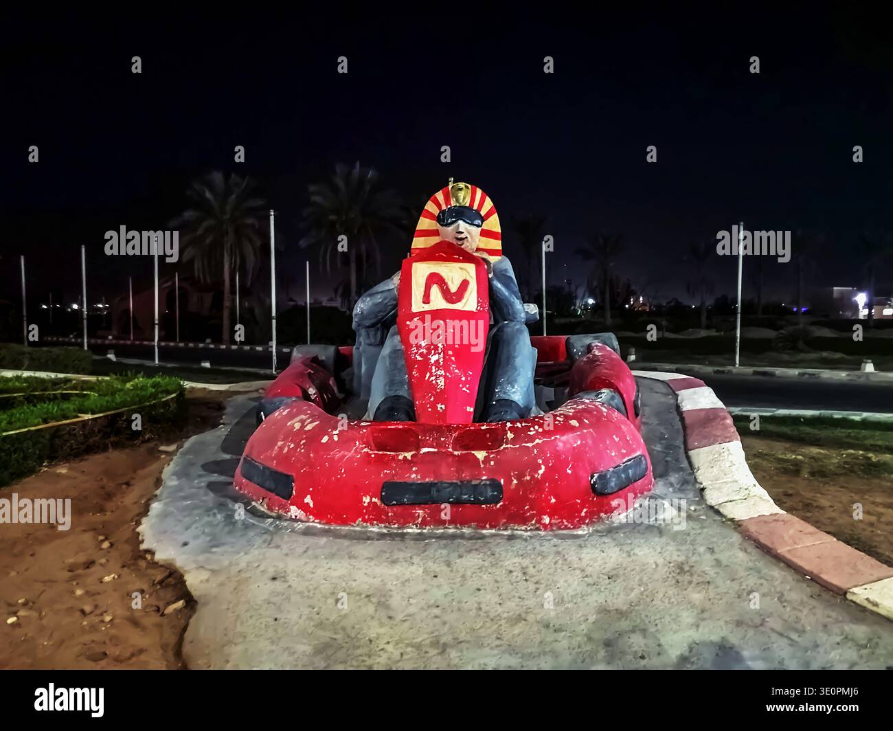 Egitto, Sharm El Sheikh - 20 gennaio 2020: Scultura di un faraone su un'auto da karting a Sharm El Sheikh. Statua moderna di un pilota Foto Stock