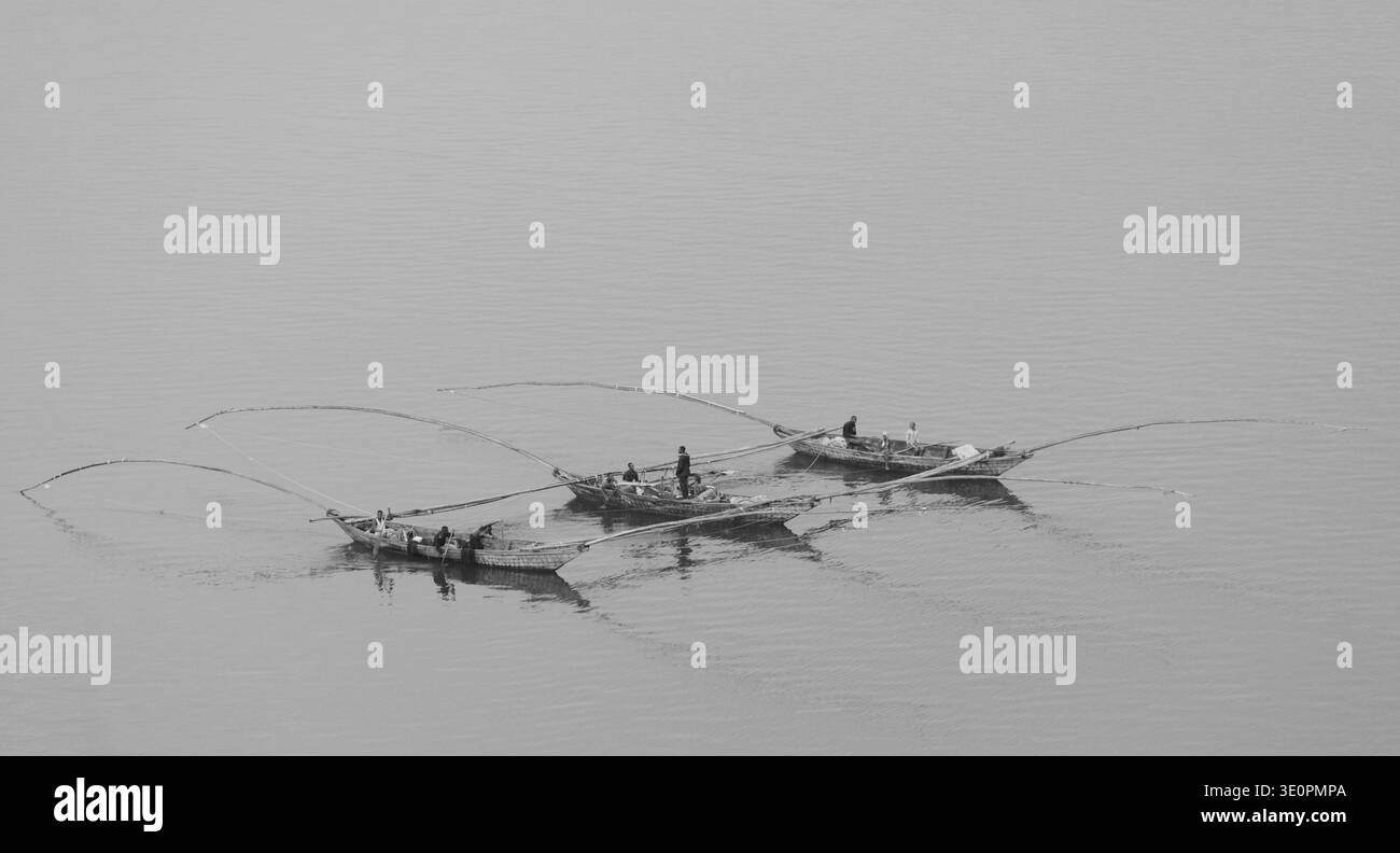 Karongi, Ruanda. Pescatori al lavoro sul lago Kivu, il lago più grande del Ruanda, che praticano attività di pesca tradizionali nelle sue acque calme. Foto Stock