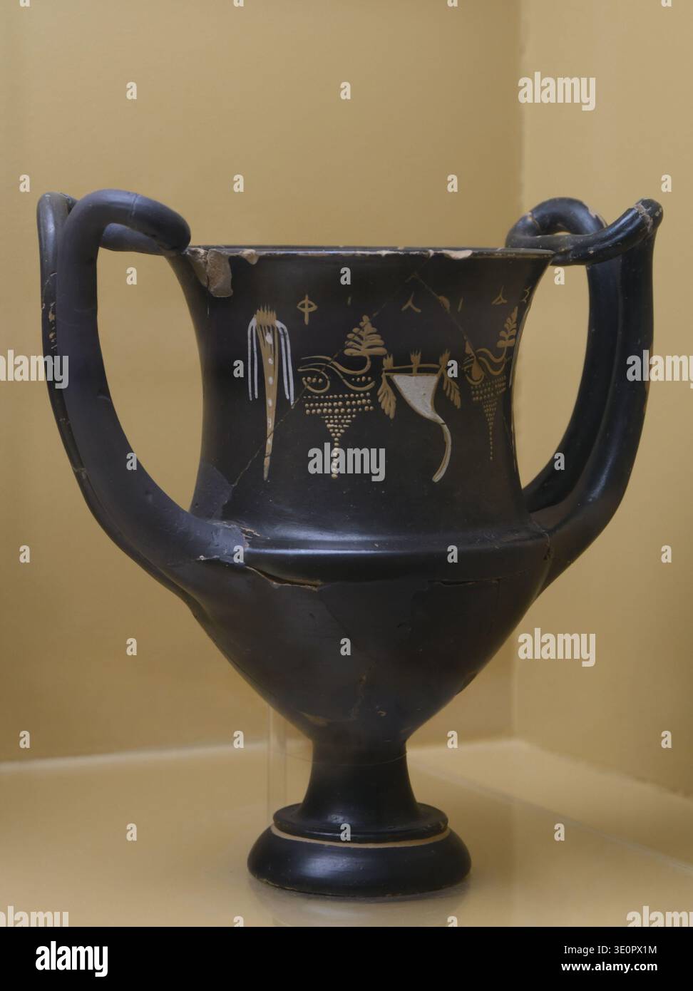 Antica Atene. Kantharos in stile West Slope decorato con torce, uva e cornucopia. 275-260 A.C. Museo dell'antica Agorà. Atene, Grecia. Foto Stock
