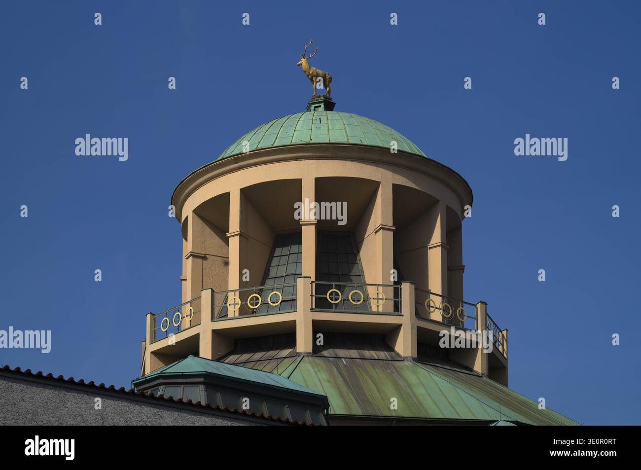 Cervo dorato sulla cupola Wuerttembergischer art Society, Stoccarda, Baden-Wuerttemberg, Germania Foto Stock