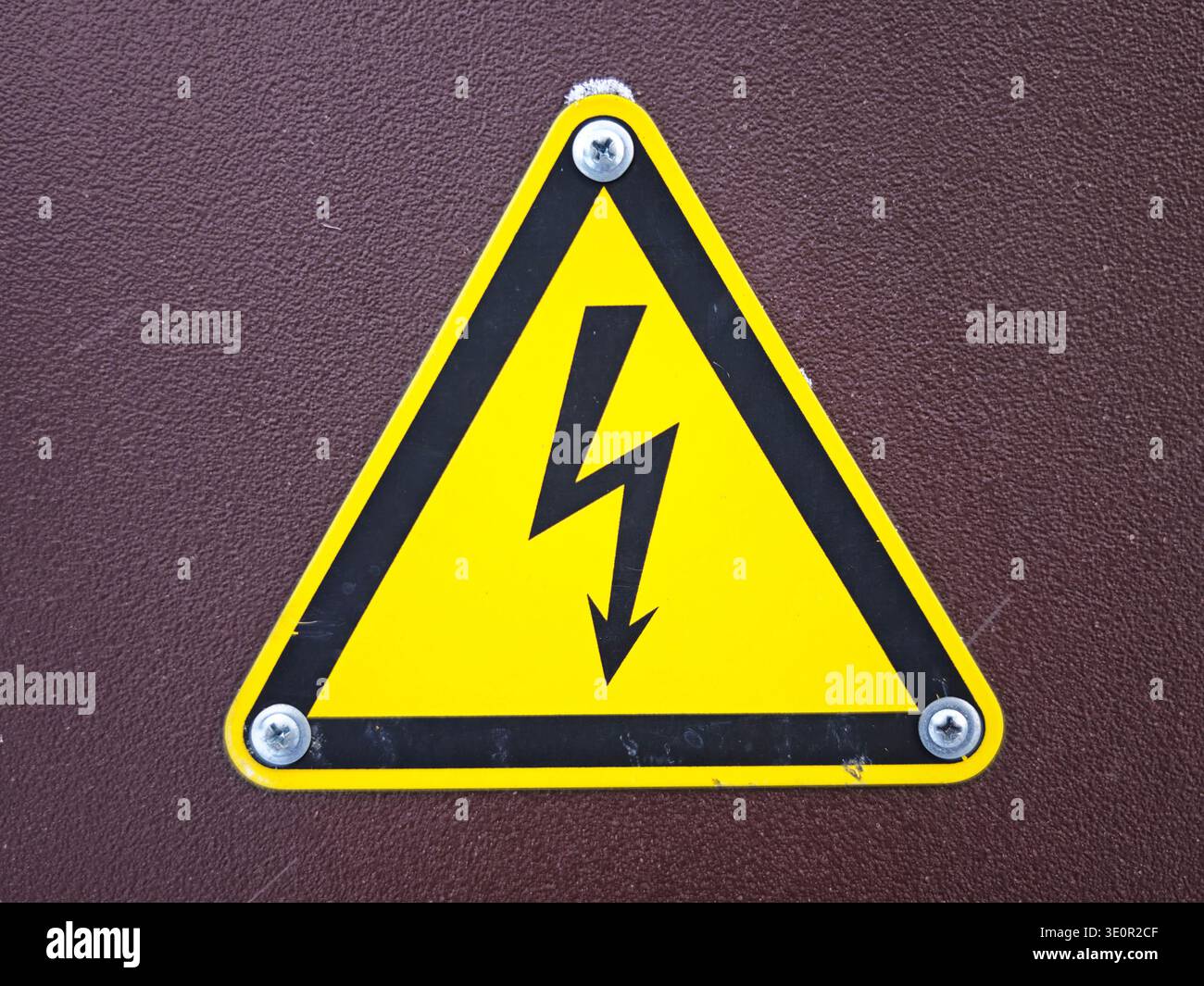 Vsafety Segnale Pericolo 240 Volt: Adesivo Normativa ISO 7010, Autoadesivo In Vinile, 150x200 Mm, Giallo/Nero