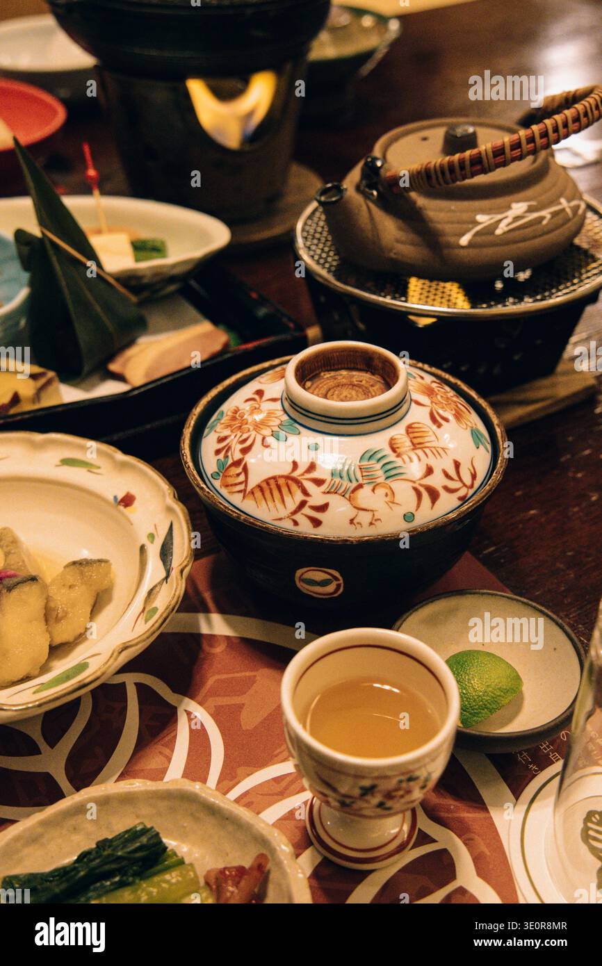 Cena tradizionale kaiseki giapponese a più portate presso lo storico Kanaguya Onsen Ryokan, Shibu Onsen, Yudanaka, Nagano, Giappone Foto Stock