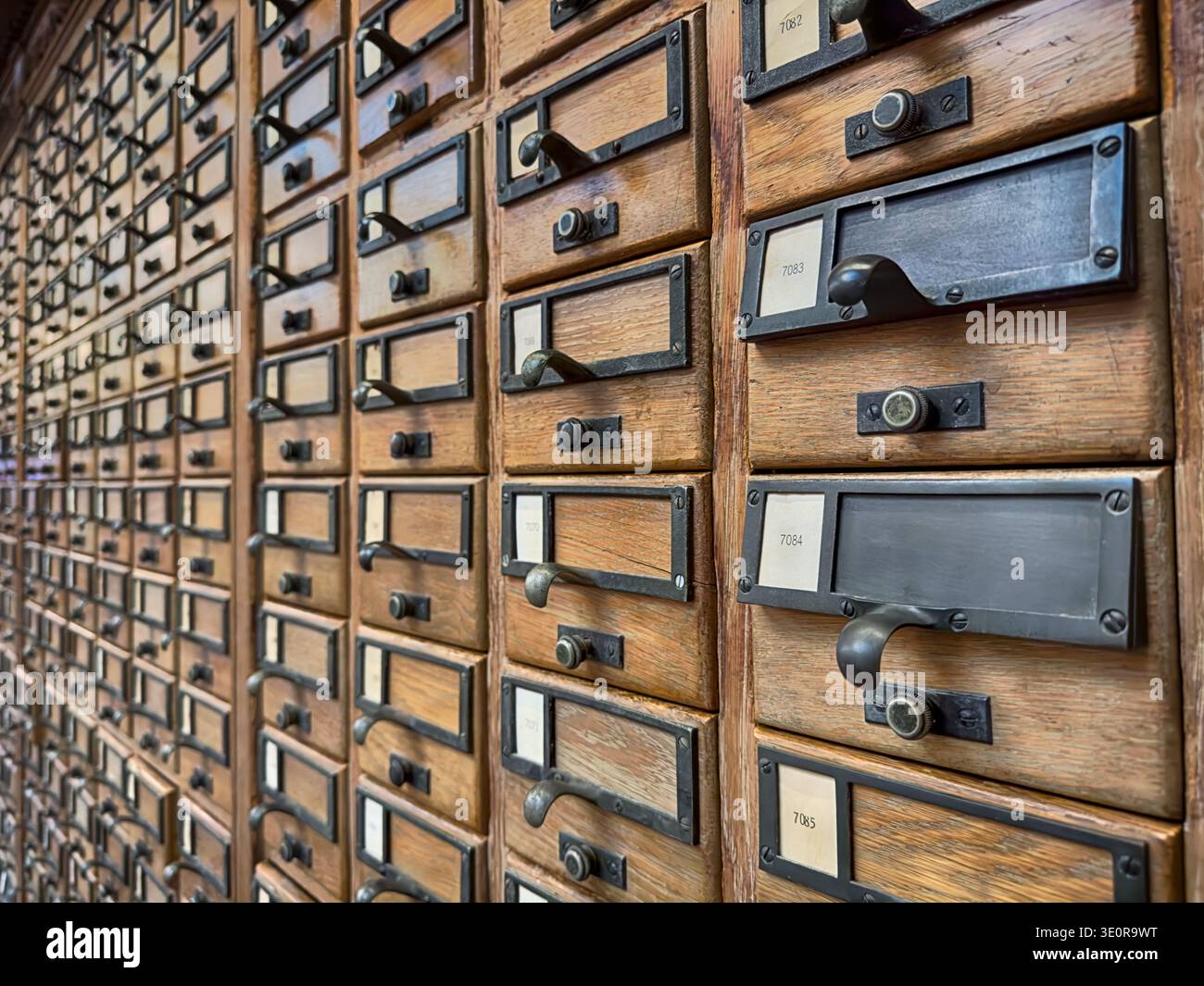 I cassetti in un ampio sistema di cataloghi di carte si estendono fino alla distanza in una libreria New Haven. Foto Stock