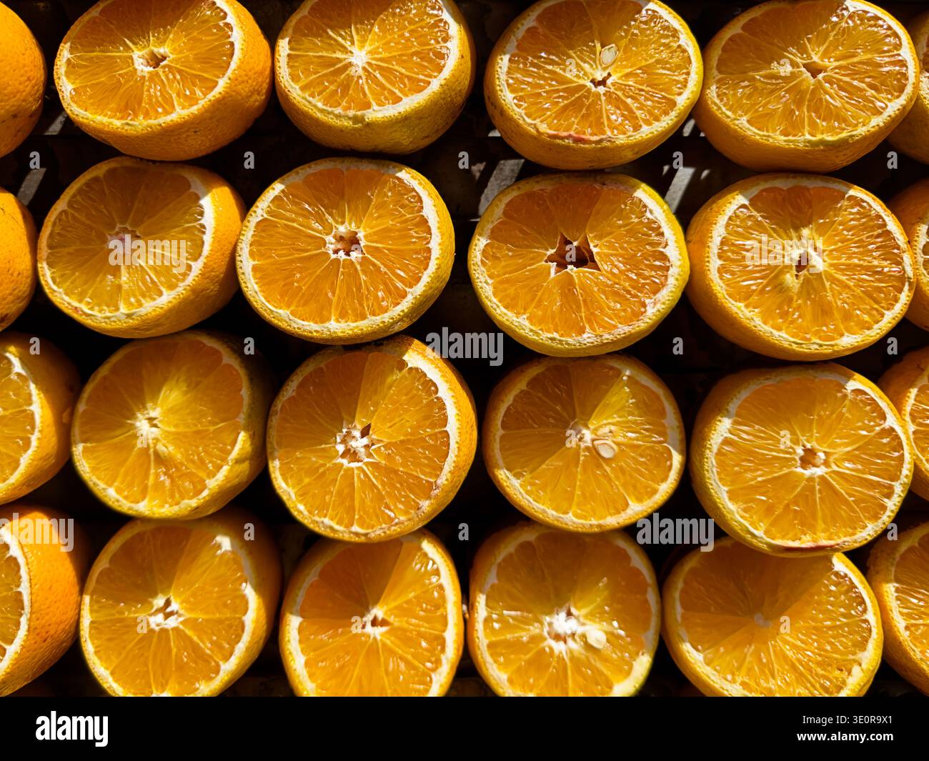 L'immagine di sfondo di arance tagliate a metà è tipica di un frutteto al Carmel Merket di Tel Aviv, Israele. Foto Stock