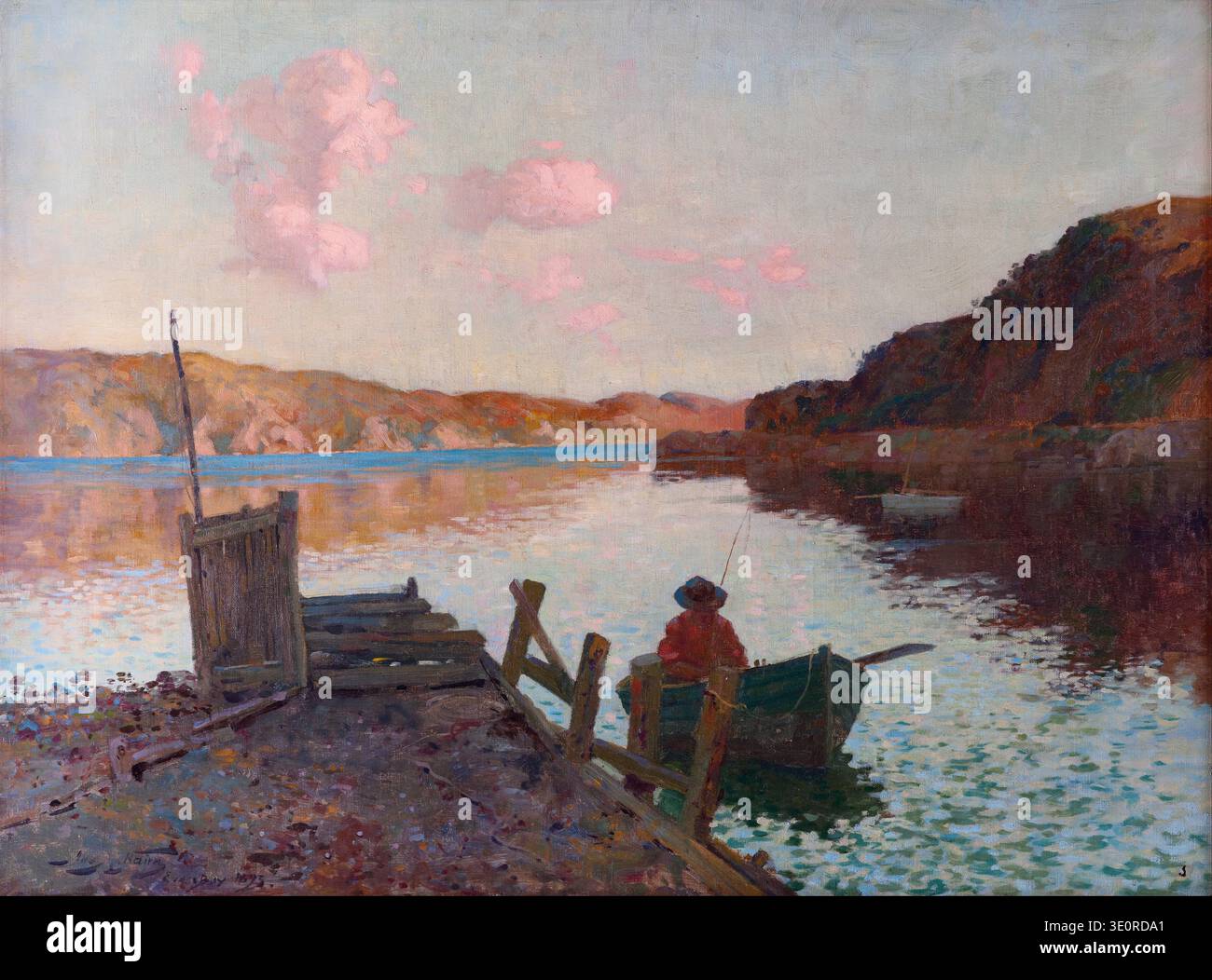 Questo dipinto impressionistico del 1893, intitolato "Evans Bay", di James M. Nairn, raffigura una tranquilla scena costiera all'alba o al tramonto. Una figura solitaria in una piccola barca pesca vicino a un molo fatiscente, mentre le morbide nuvole rosa si riflettono nella calma e scintillante acqua sullo sfondo di colline lontane. Foto Stock