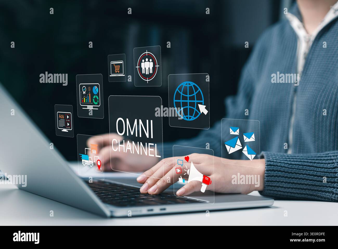 Concetto di marketing omnicanale. Canali digitali di comunicazione e coinvolgimento dei clienti. Donna che utilizza un notebook per gestire marketing online, analisi e e-mail Foto Stock