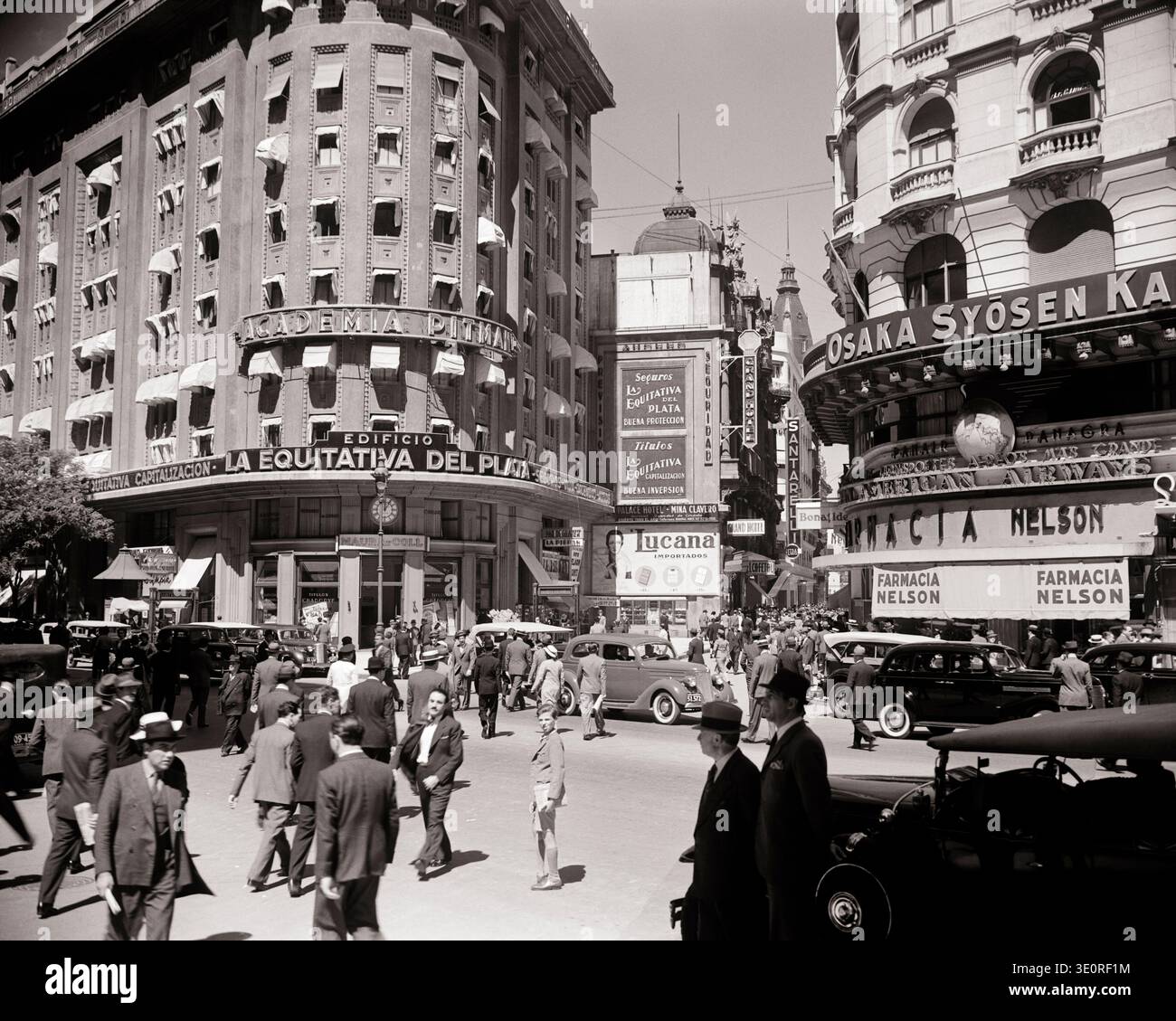 1930S 1940S PEDONI ACQUIRENTI AUTO TRAFFICO EDIFICI INTERSEZIONE STRADA AVENIDA SANS ROCHES PENA BUENOS AIRES ARGENTINA Foto Stock