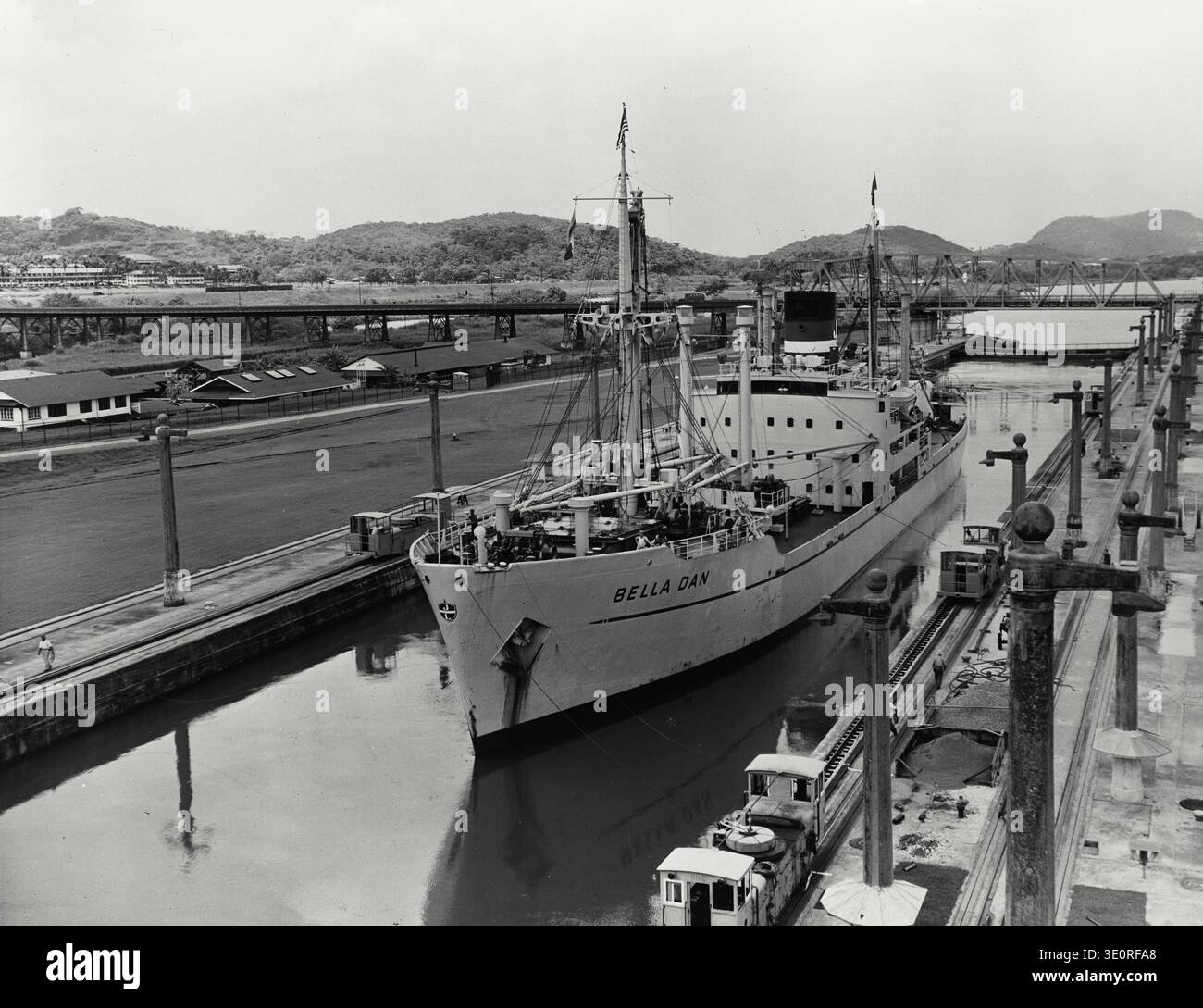Fotografia d'epoca. Nave che passa attraverso il Canale di Panama. Foto Stock