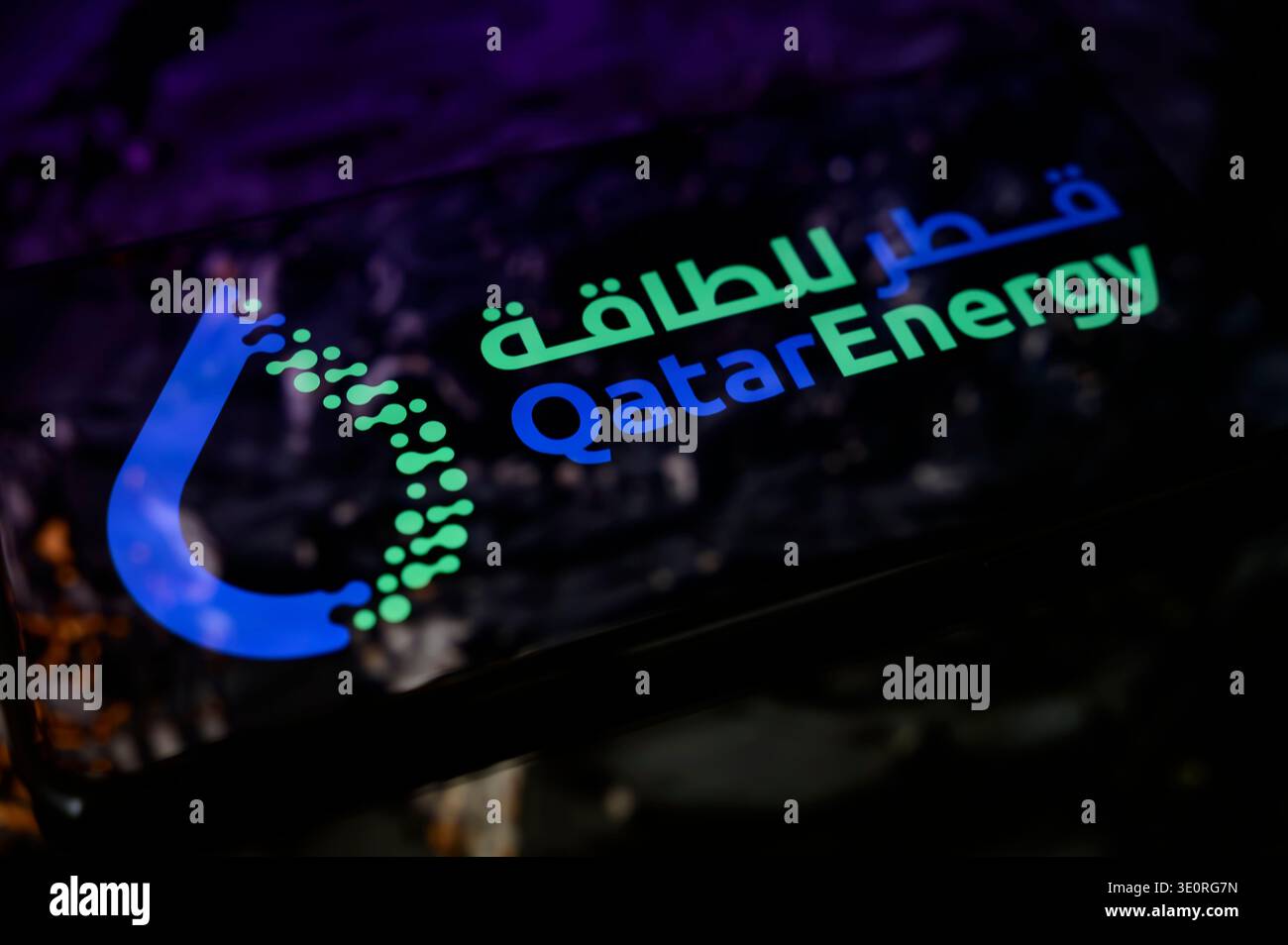 Parigi, Francia - 13 marzo 2026: Il logo QatarEnergy è mostrato su uno schermo digitale, la compagnia petrolifera statale del Qatar e leader nel GNL. Foto Stock