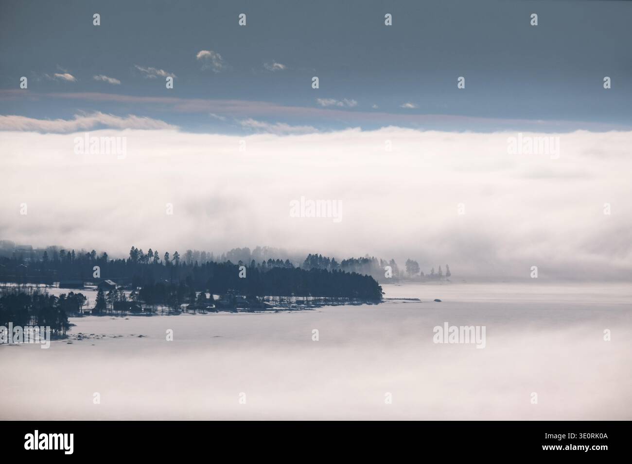 Nebbia e nuvole sullo Storsjön vicino a Östersund, Svezia, in inverno Foto Stock