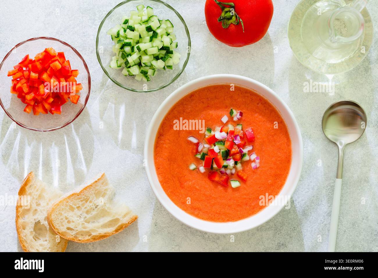 Zuppa di gazpacho. Tradizionale zuppa di pomodoro fredda spagnola di verdure fresche crude, vista dall'alto. Foto Stock
