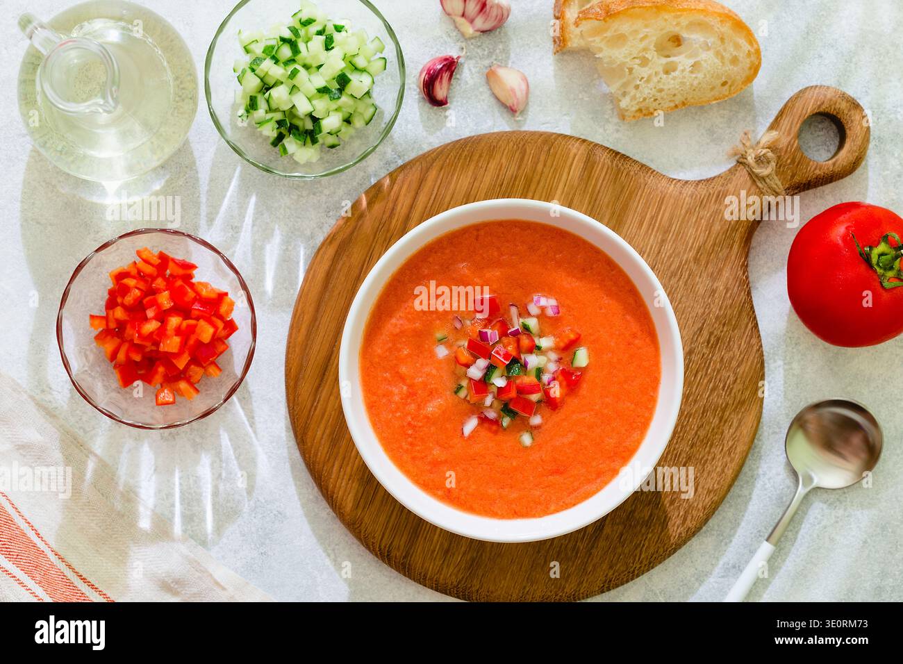 Zuppa di gazpacho. Tradizionale zuppa di pomodoro fredda spagnola di verdure fresche crude, vista dall'alto. Foto Stock