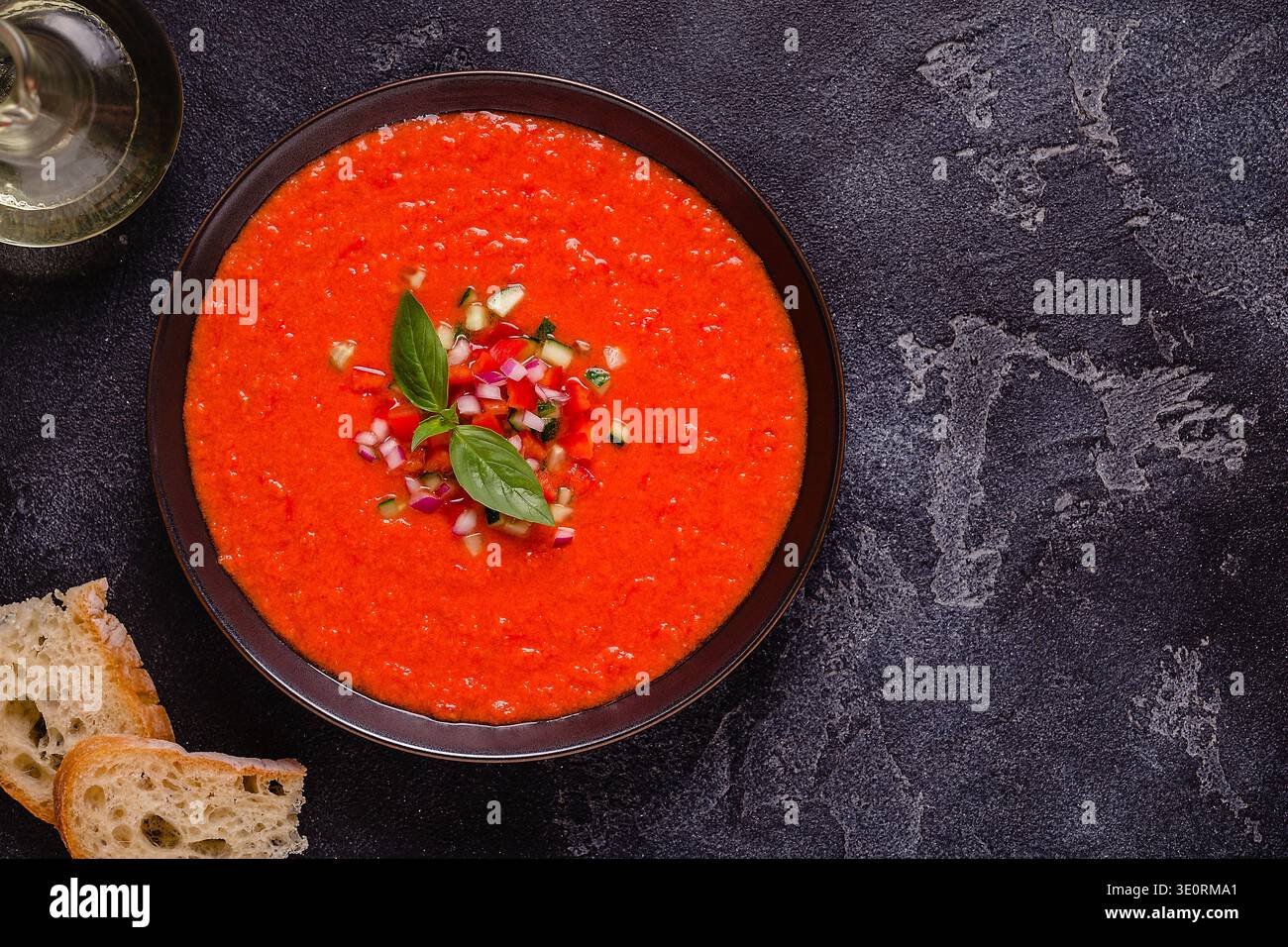 Zuppa di gazpacho. Tradizionale zuppa di pomodoro fredda spagnola di verdure fresche crude, vista dall'alto. Foto Stock