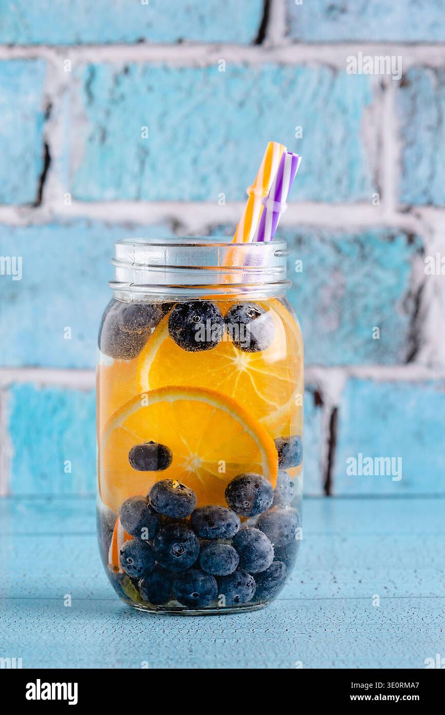Disintossicazione sana acqua infusa con frutta. Rinfrescante cocktail estivo fatto in casa. Foto Stock