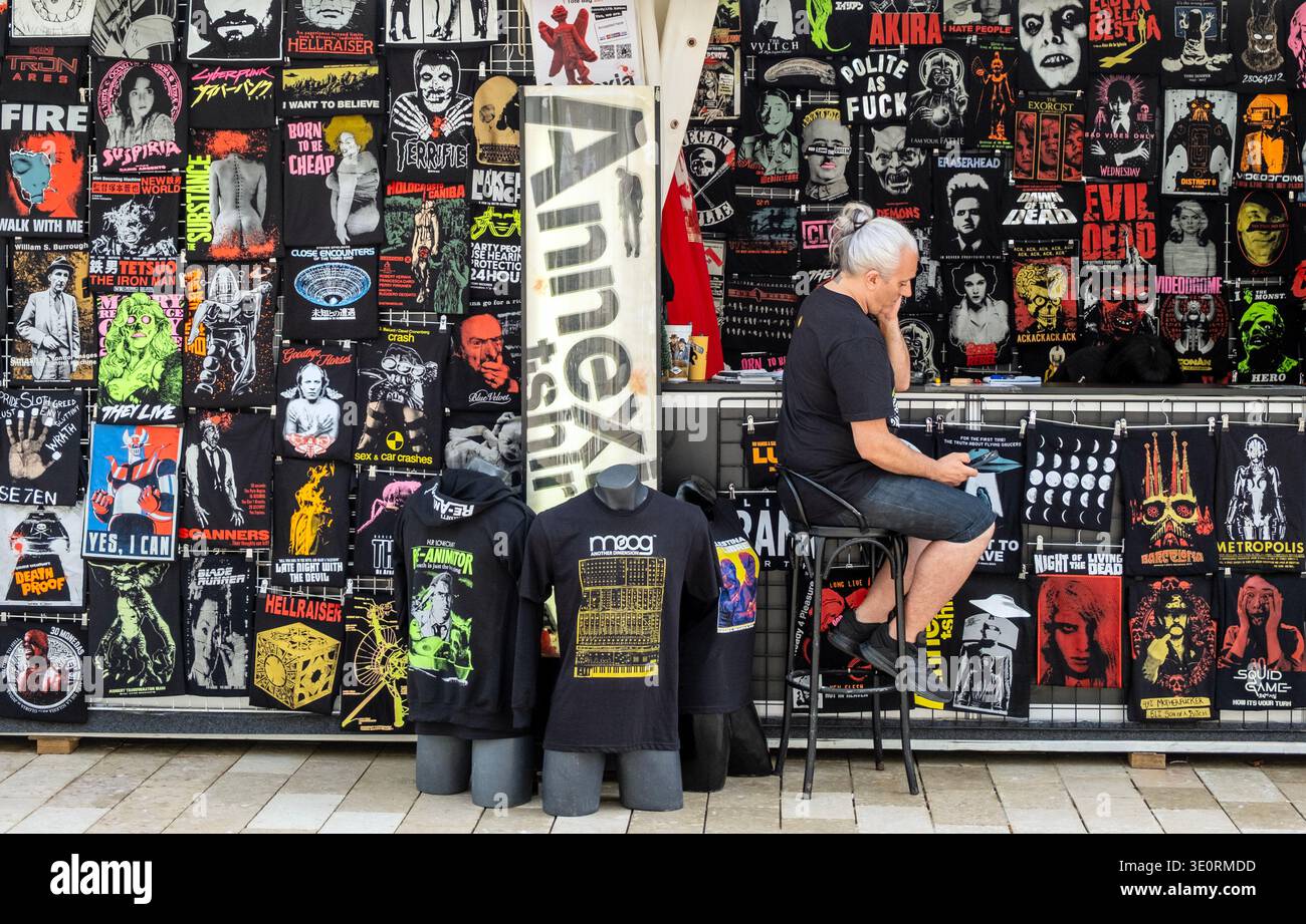 Stand e venditore di magliette per strada a Sitges, Spagna Foto Stock