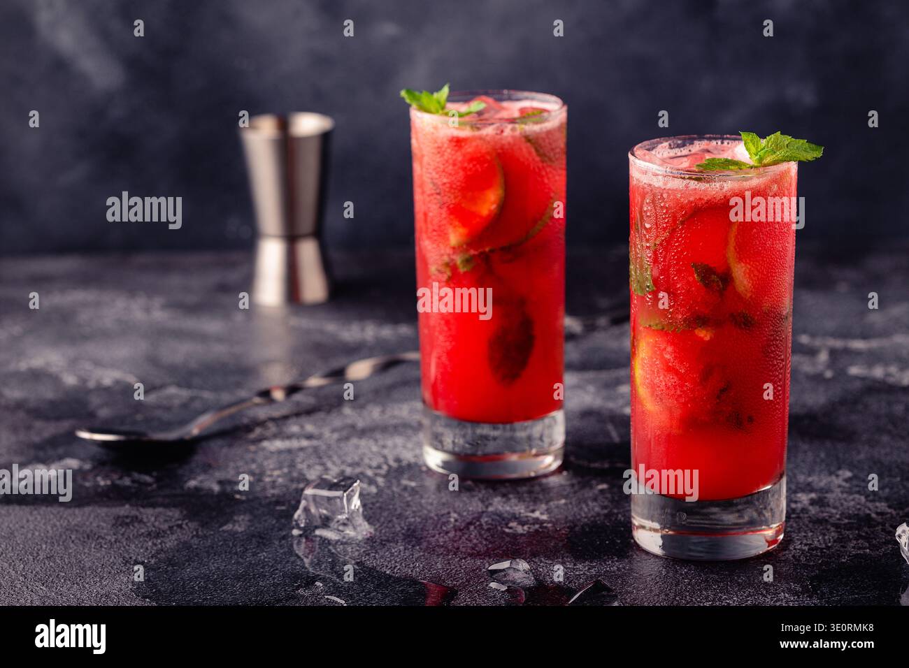 Cocktail rosso alcolico o analcolico con menta e lime. Foto Stock