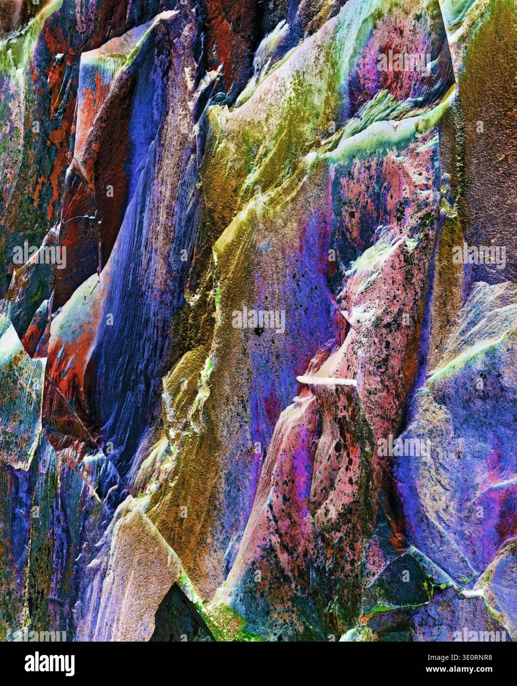 Un primo piano di rocce colorate e dettagli minerali e superfici robuste e intemperie. Foto Stock