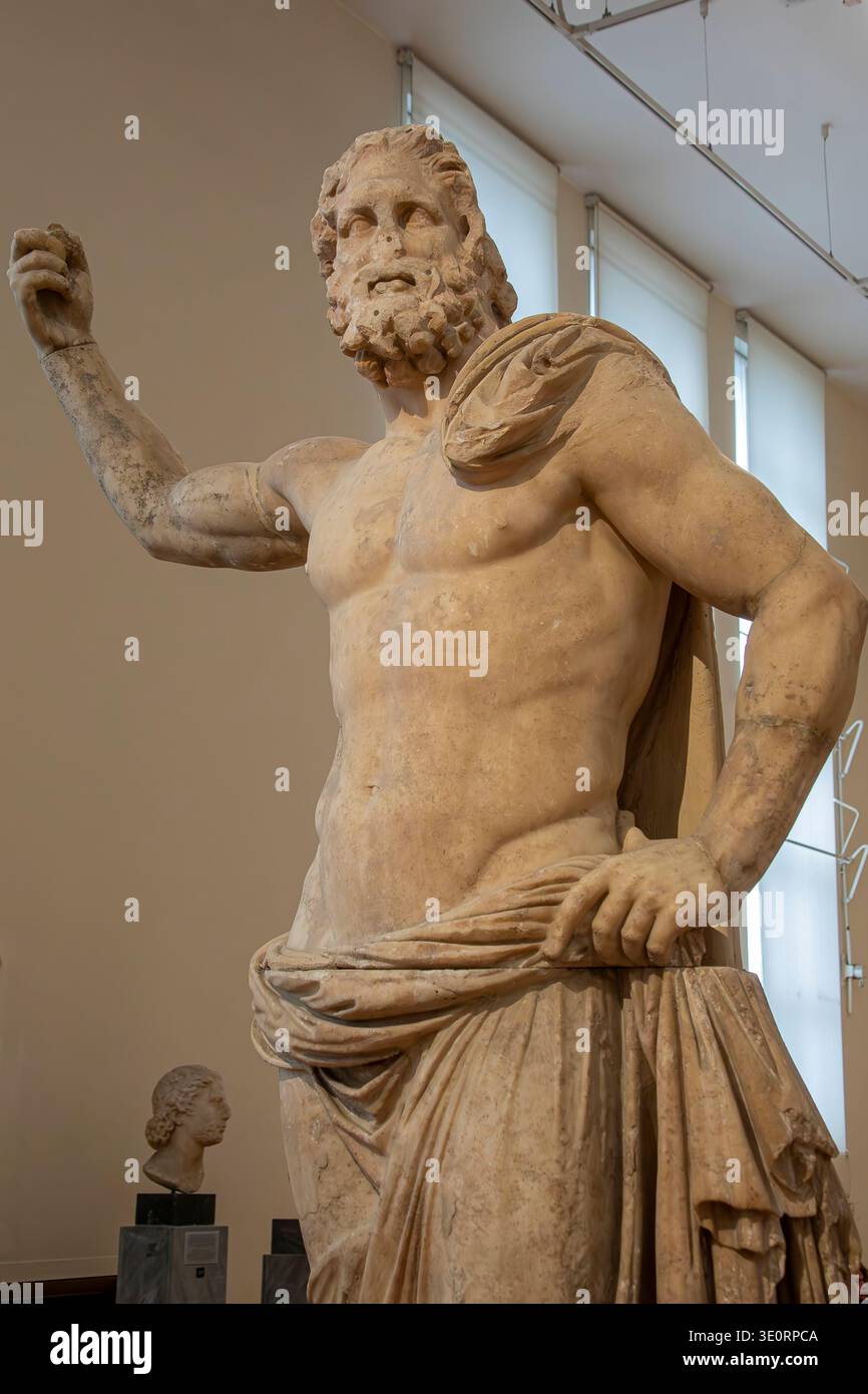 Atene Grecia 1 febbraio 2026: Il Poseidone di Melos è una colossale statua di marmo della fine del II secolo a.C. esposta nel National Archaeological Mu Foto Stock