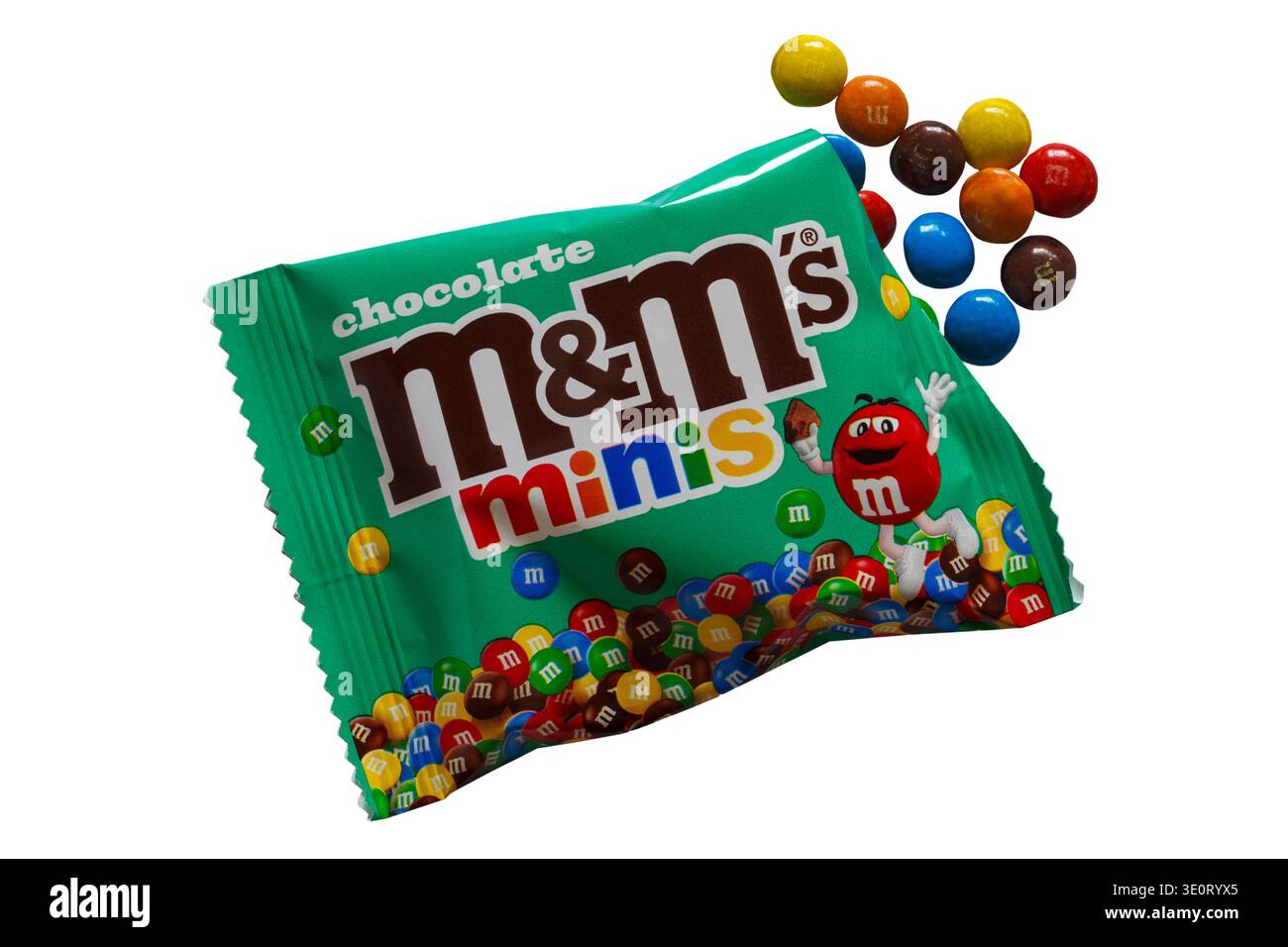 Sacchetto di minis M&M's di cioccolato aperto con contenuto versato isolato su fondo bianco M&MS minis di cioccolato Foto Stock
