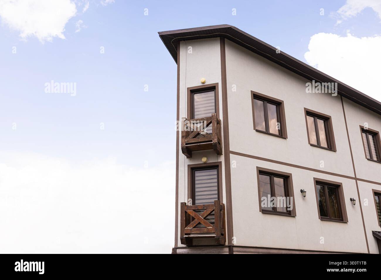 Elemento architettonico unico con forma trapezoidale irregolare e balcone Foto Stock
