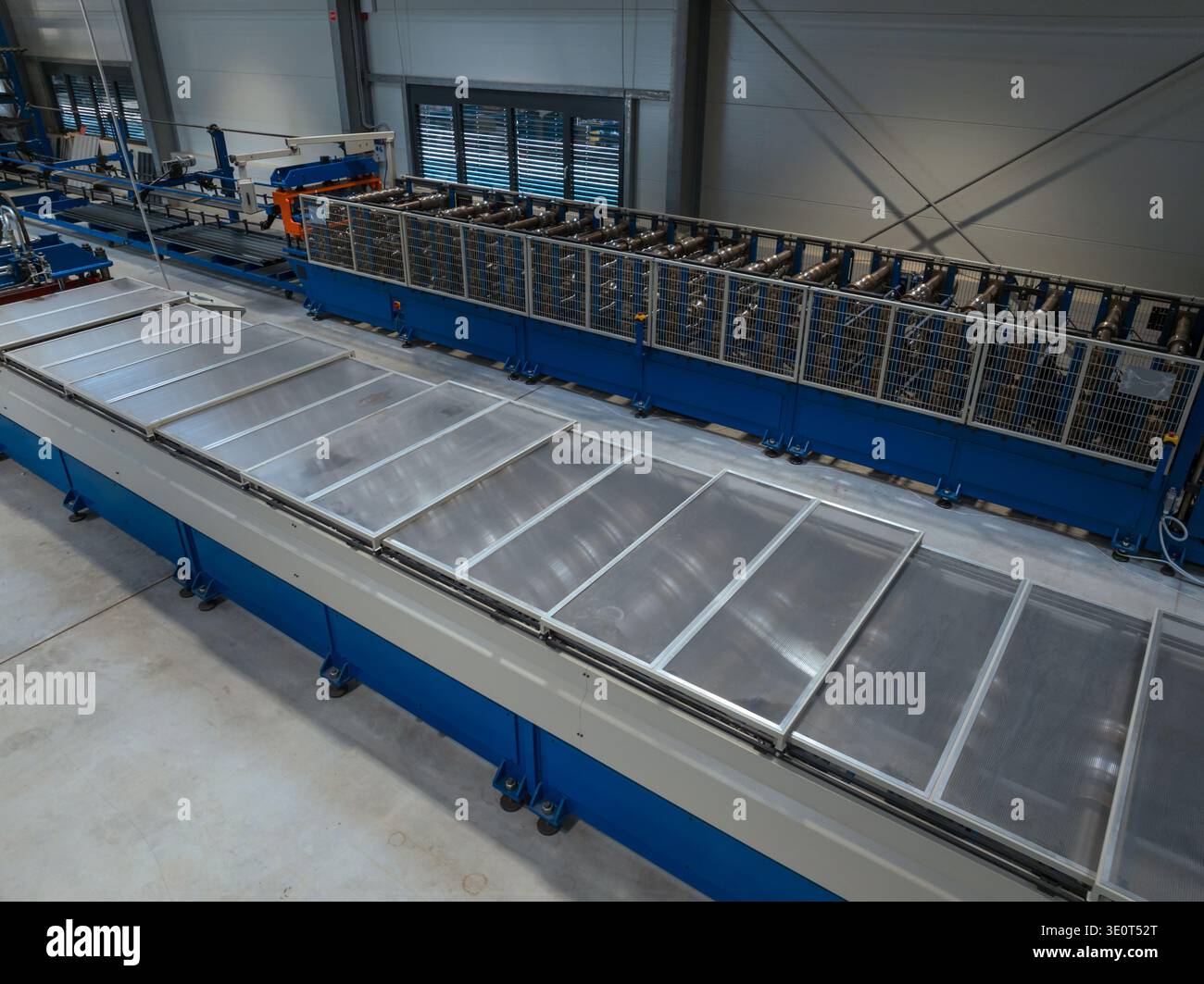 La linea di produzione automatizzata opera in fabbrica con attrezzature e macchine industriali disposte in modo efficiente. Foto Stock