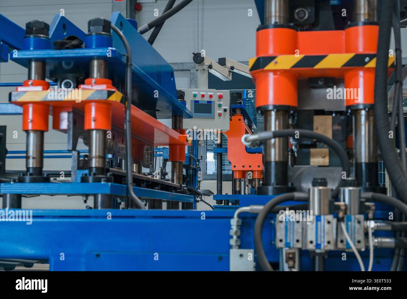 La linea di produzione mostra macchinari industriali avanzati all'interno di uno stabilimento di produzione. Le attrezzature sono disposte in modo ordinato senza la presenza di persone. Foto Stock