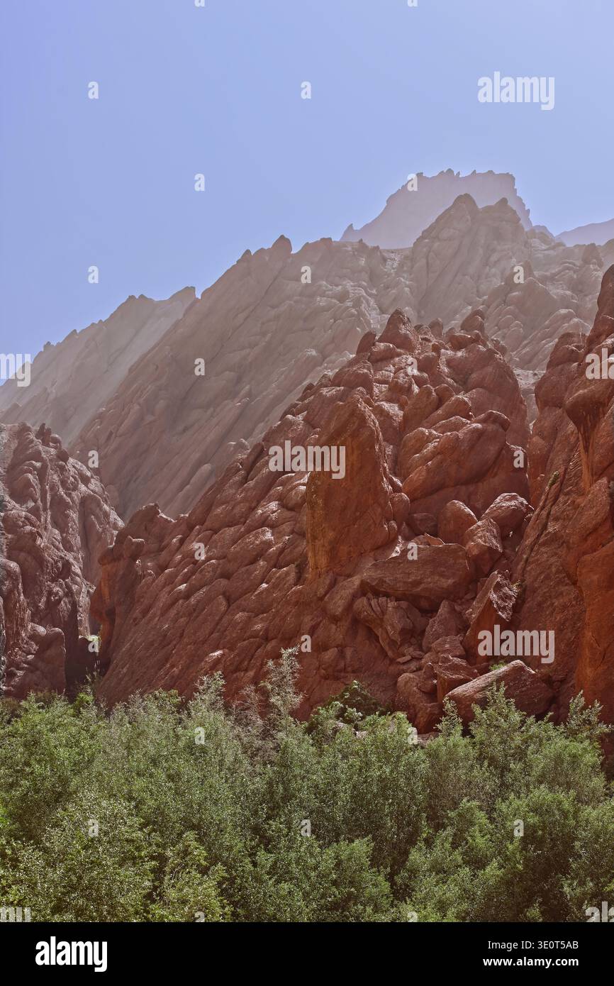219 rocce rosse chiamate Pattes o Doigts des Singes (zampe di scimmie o dita) data la loro forma a vento, nella gola del fiume Dadès. Tamellalt-Marocco Foto Stock