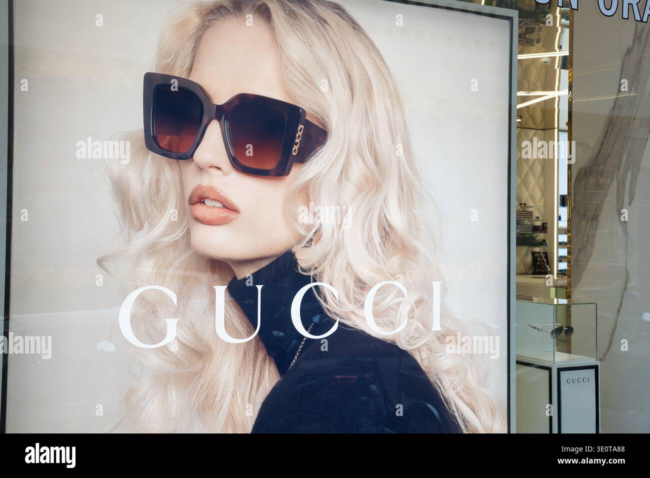 Gucci espositore pubblicitario per occhiali da sole in un negozio Foto Stock