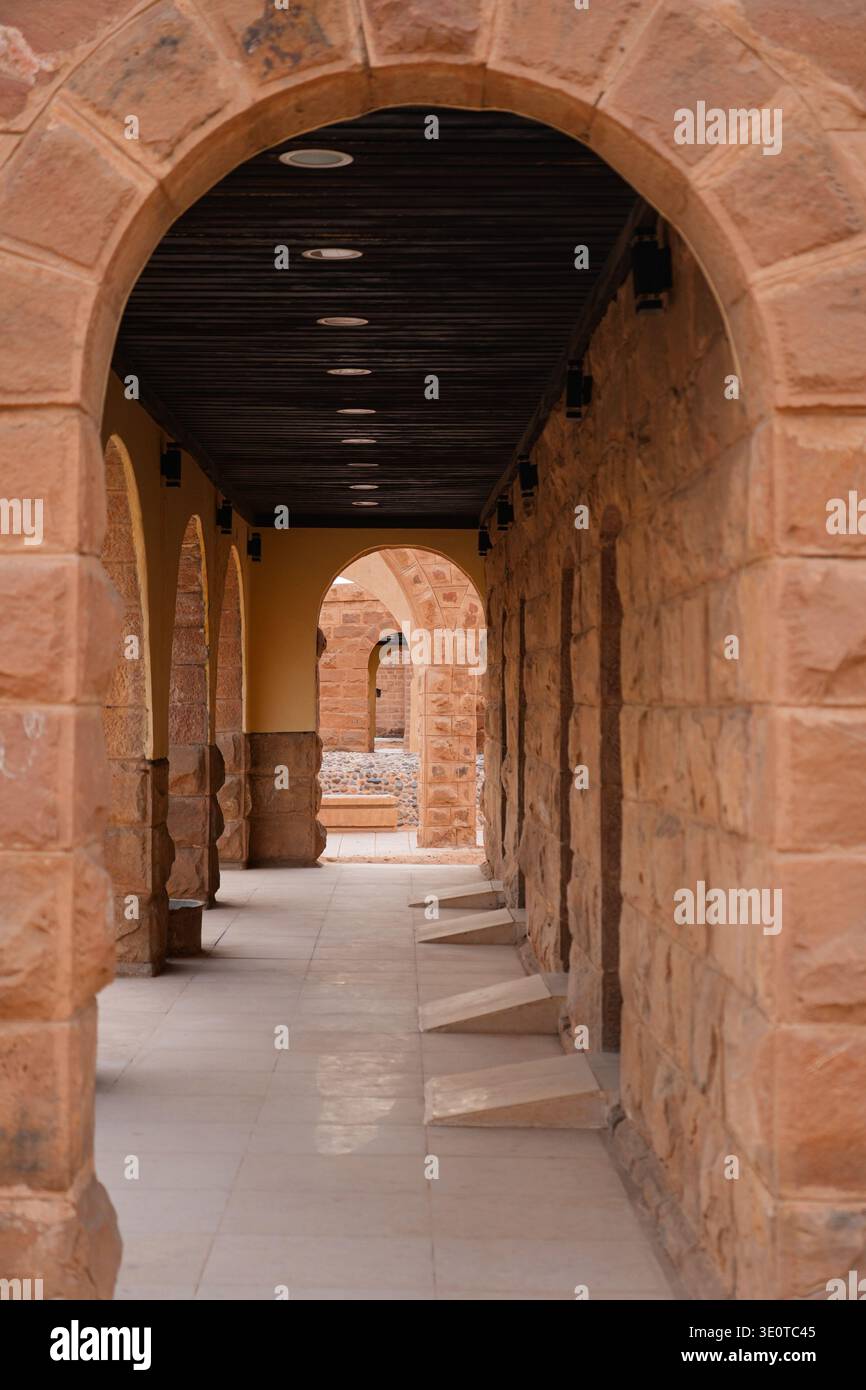 Archi storici in pietra presso la stazione ferroviaria di Hijaz e il museo di Tabuk, Arabia Saudita Foto Stock