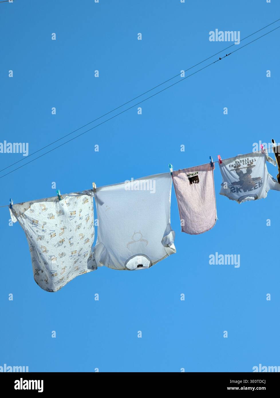 Asciugatura di biancheria su Clotheslines tra case a Kobuleti Georgia Foto Stock