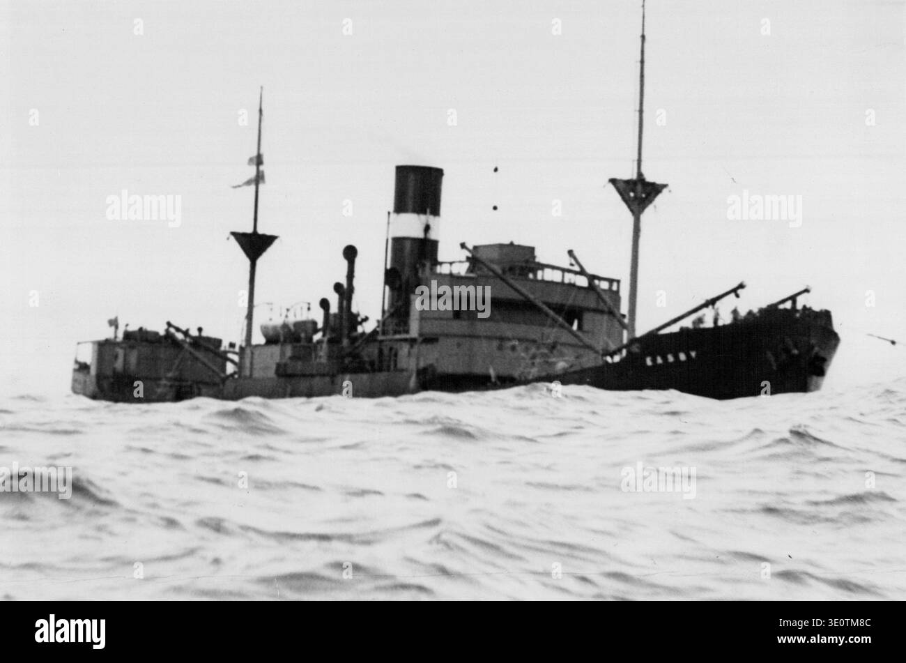 Ton Collier 'Easby' entrando a Sydney si dirige dopo essere stato trainato dal rimorchiatore 'St. Giles'. L'Easby è stato colpito da enormi onde e dalla bussola di emergenza A. Foto Stock