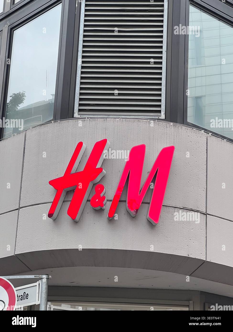 Il logo della società svedese H M, importante rivenditore mondiale di abbigliamento, accessori e articoli per la casa, Bonn, Renania settentrionale-Vestfalia, Germania, agosto Foto Stock