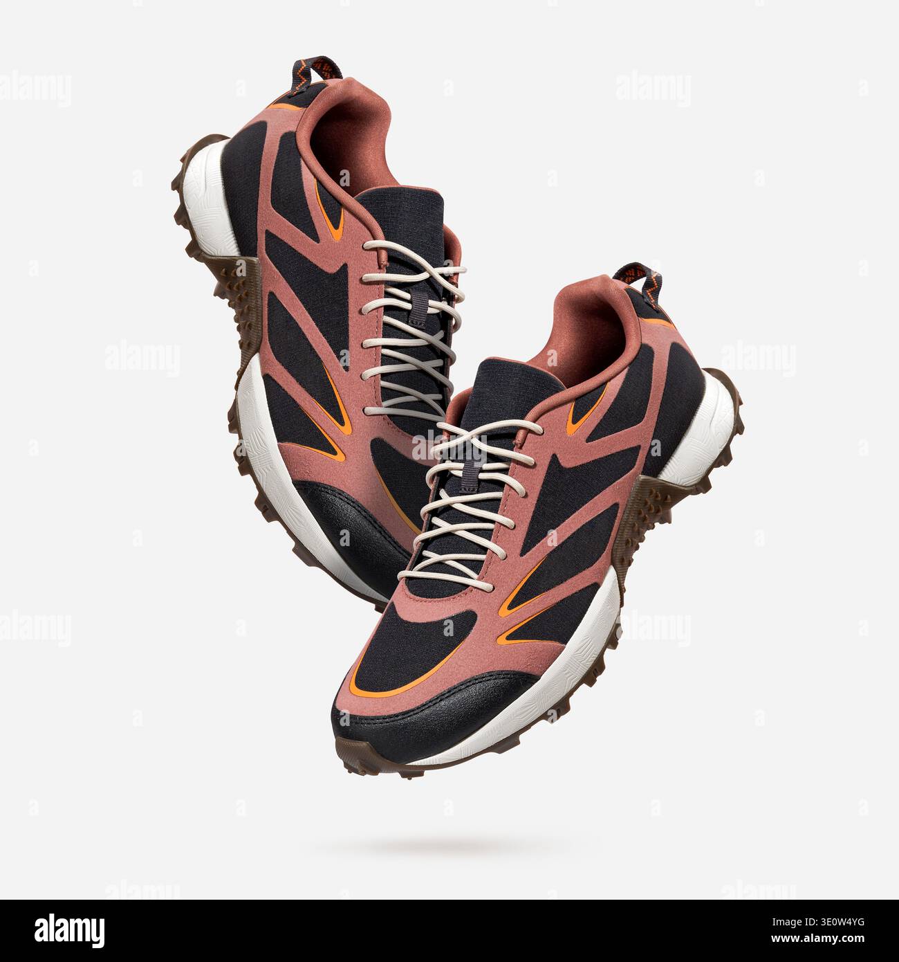 Eleganti sneaker urban trail con suola testurizzata e design multicolore a levitazione su sfondo grigio chiaro. Concetto di calzature ibride moderne per Foto Stock