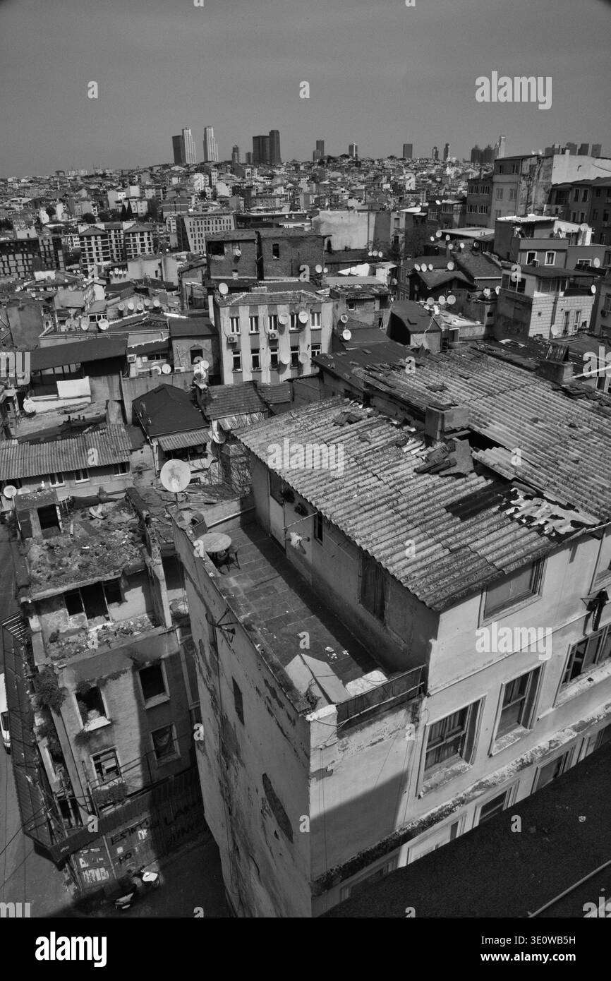 Veduta aerea dei tetti urbani di Istanbul, Turchia, che presentano un'architettura complessa. Foto Stock