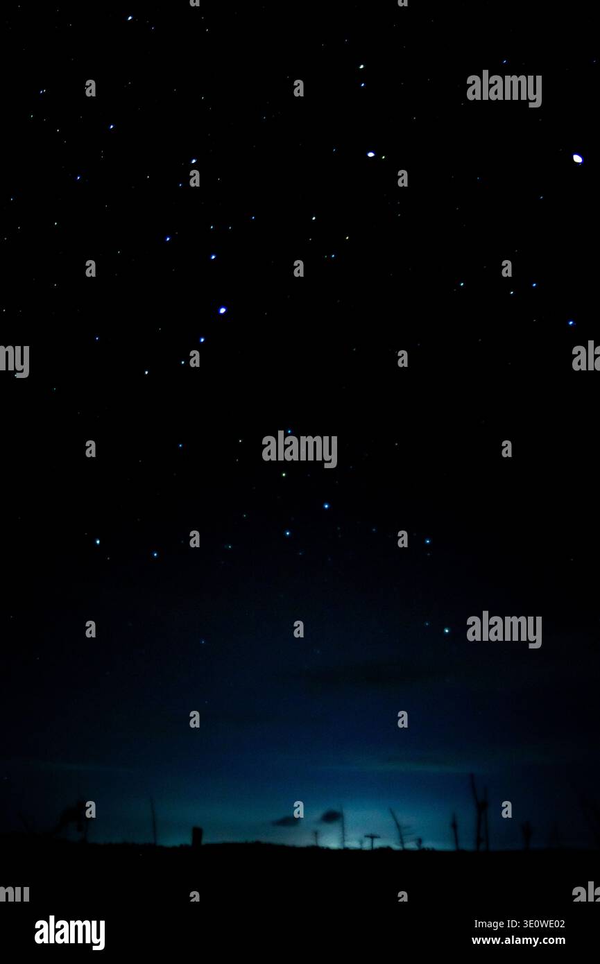 Campo stellare ad alto contrasto con un'astrofotografia a lunga esposizione che mostra stelle dense nel cielo notturno. Sfondo spaziale cosmico Foto Stock