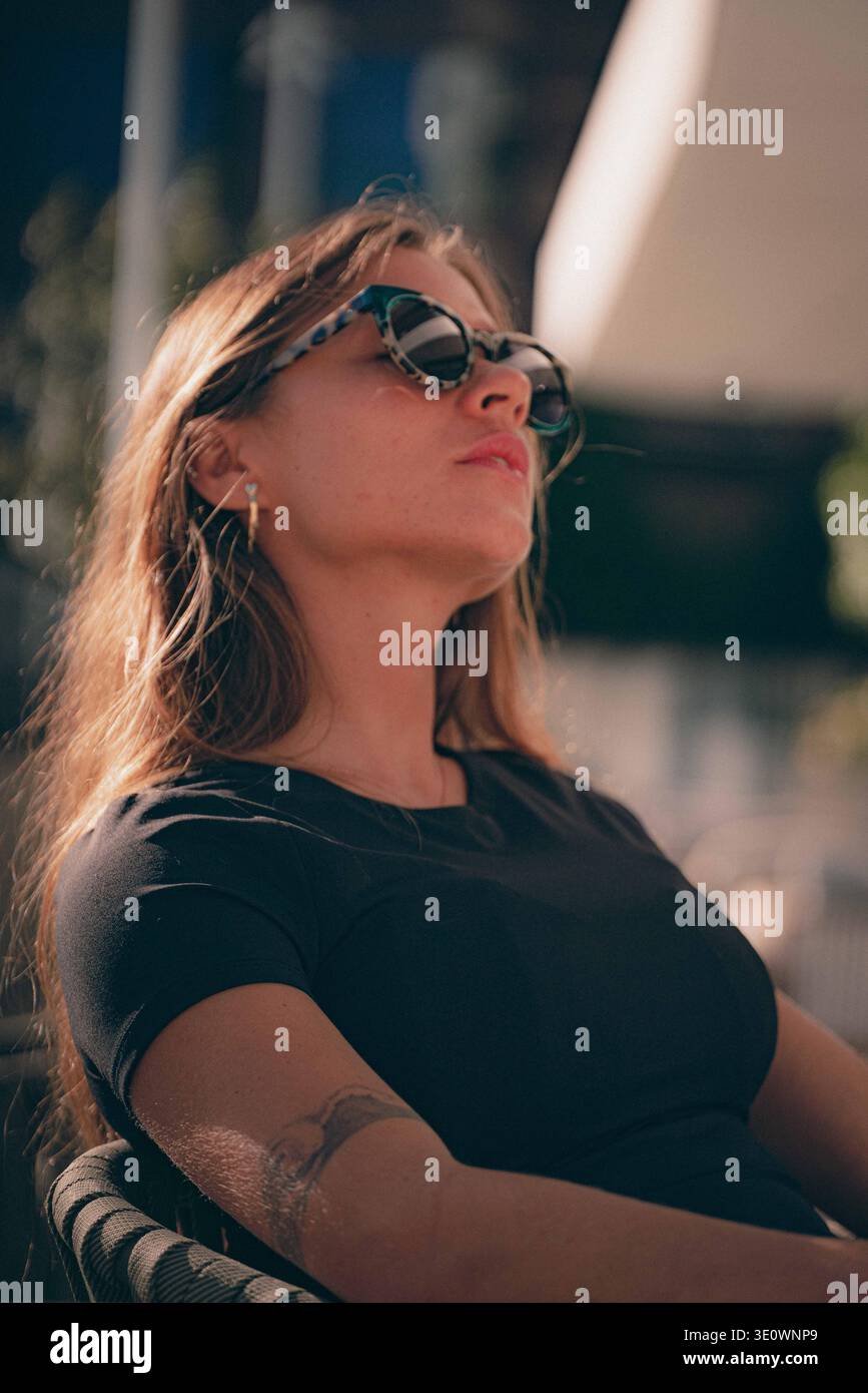 Modella in posa per la fotocamera Foto Stock