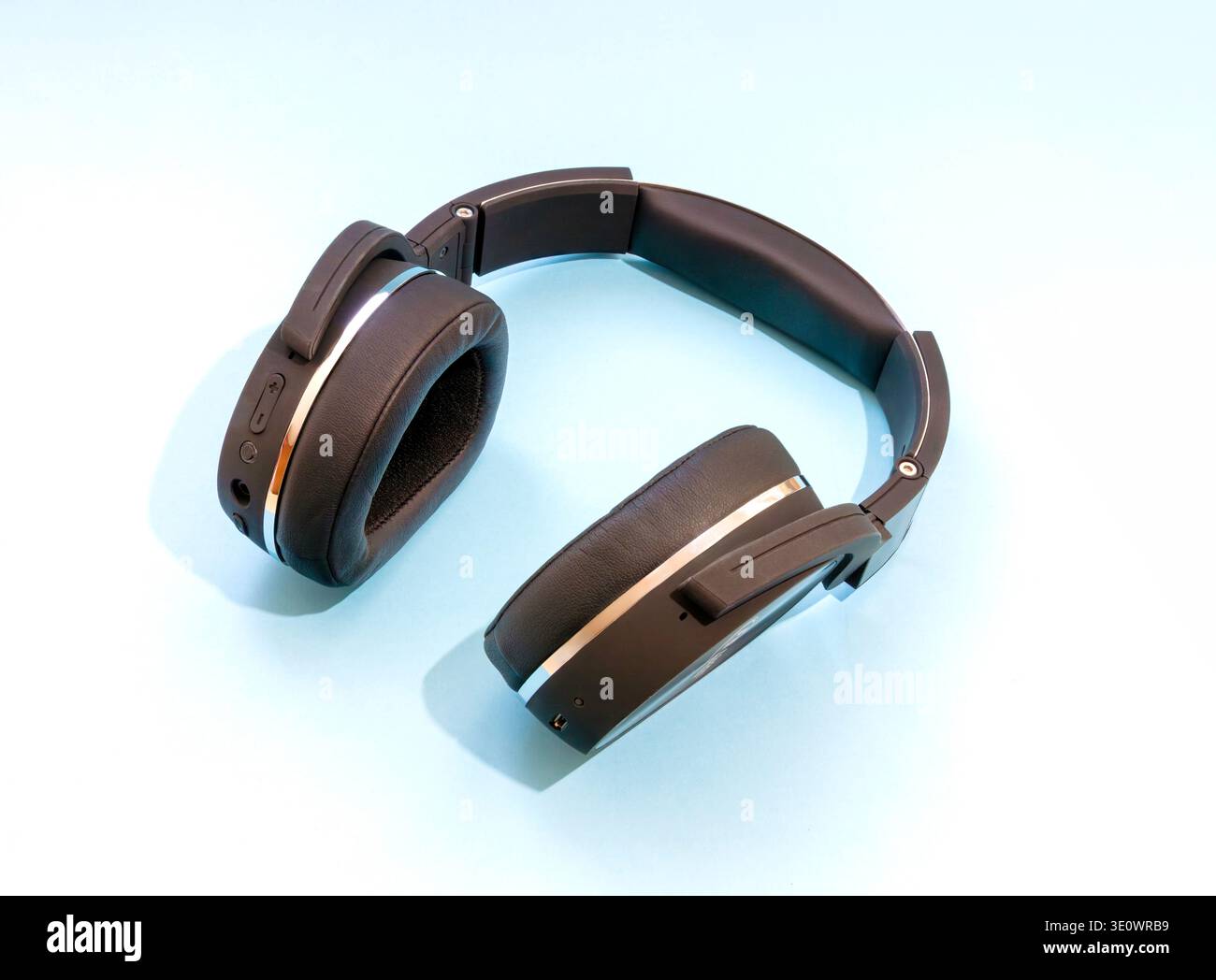 Cuffie wireless con aggancio sopra l'orecchio isolate Foto Stock