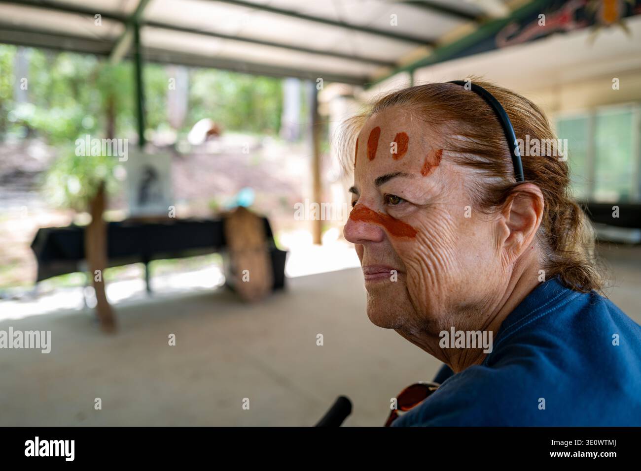 De Calvert riceve un tradizionale dipinto di ocra durante un'esperienza culturale indigena guidata con i tour degli autentici indigeni di Mandingalbay. Foto Stock