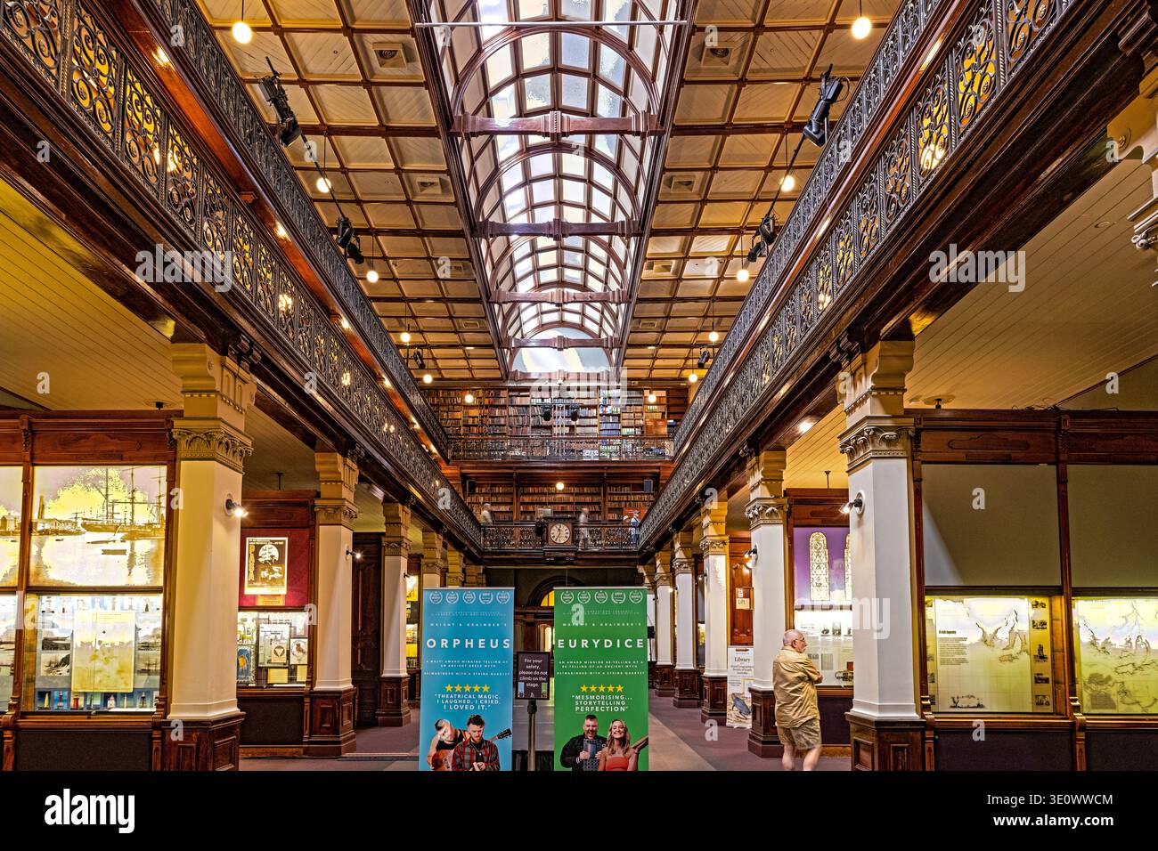 Galleria d'interni della Mortlock Wing con esposizioni, Biblioteca di Stato dell'Australia meridionale, Adelaide, Australia meridionale, Australia. Foto Stock